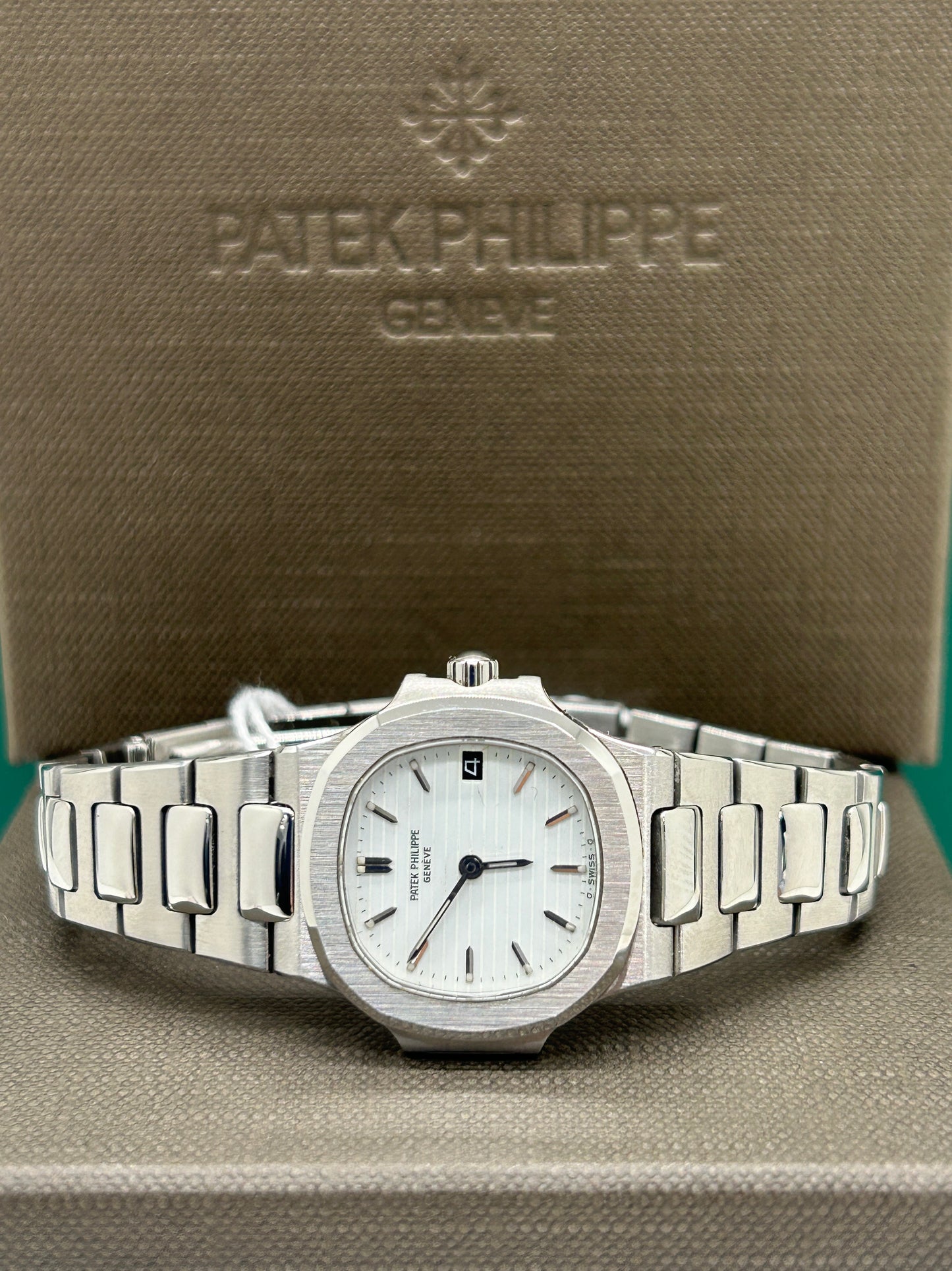 Patek Philippe Nautilus Lady - White Dial - Quartz - Ref 4700/1 - Year 1981 - Official Extract