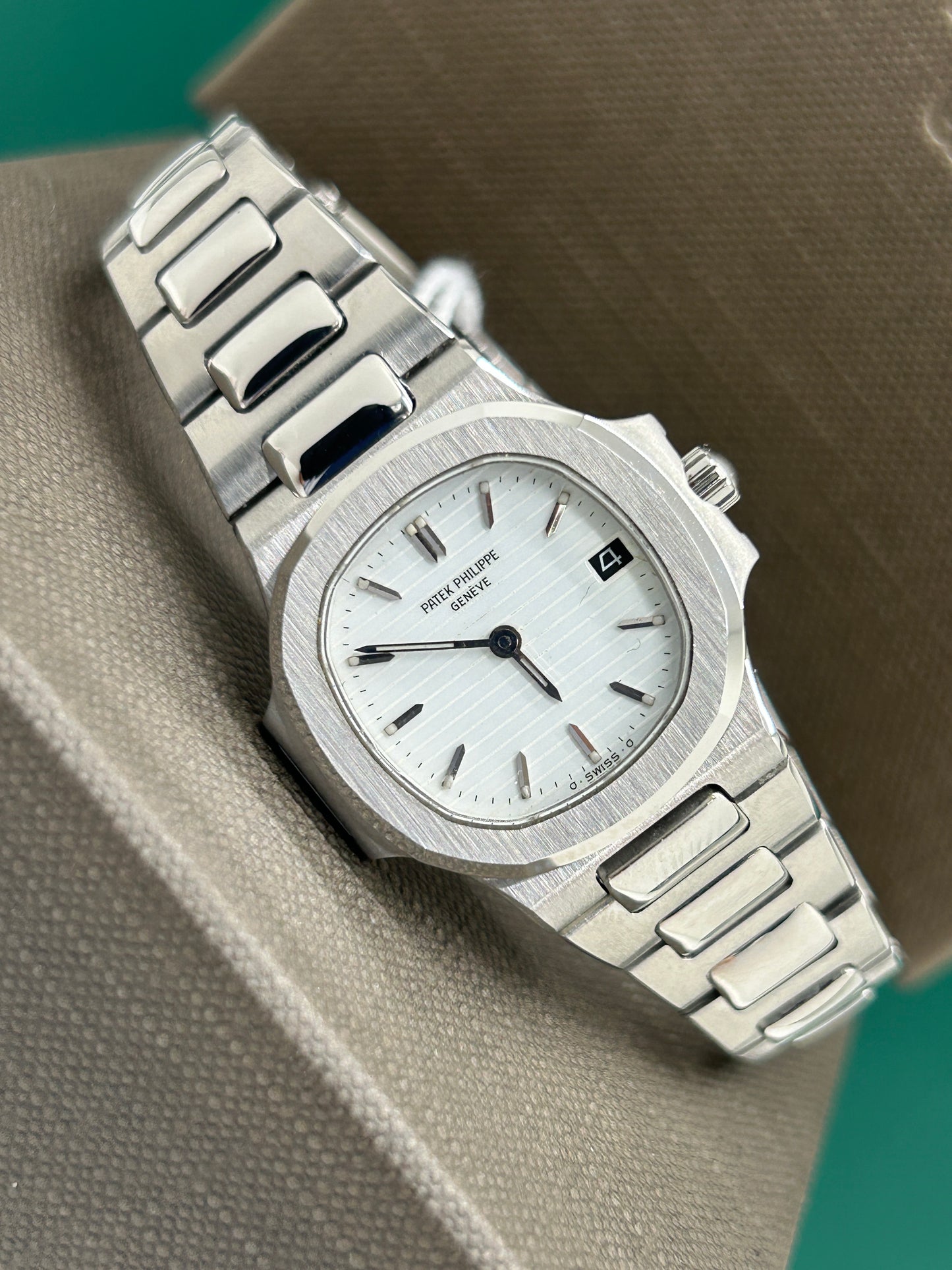 Patek Philippe Nautilus Lady - White Dial - Quartz - Ref 4700/1 - Year 1981 - Official Extract