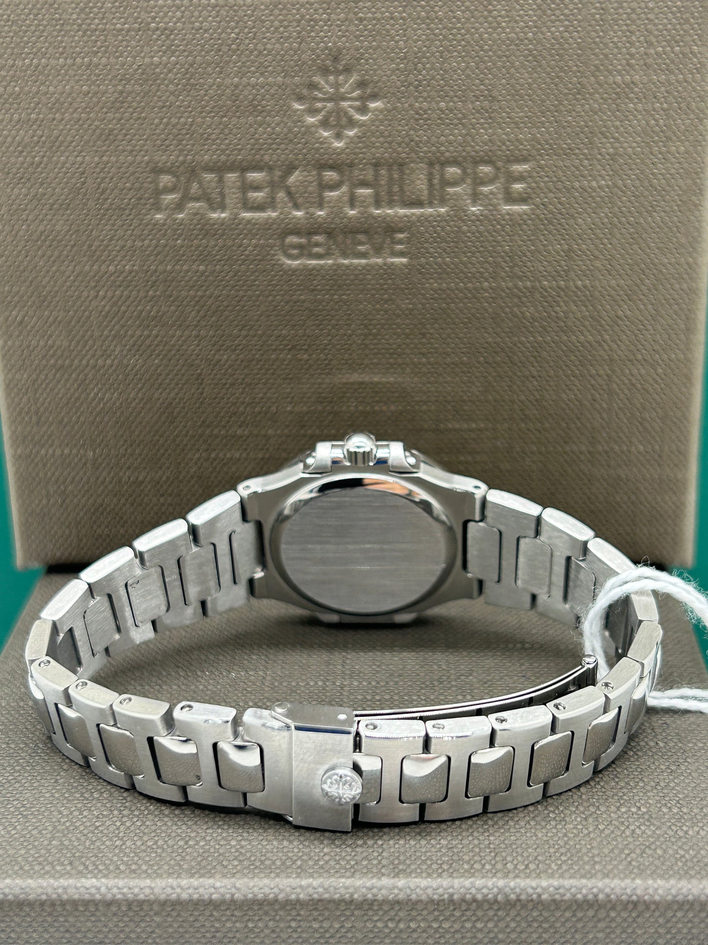 Patek Philippe Nautilus Lady - White Dial - Quartz - Ref 4700/1 - Year 1981 - Official Extract
