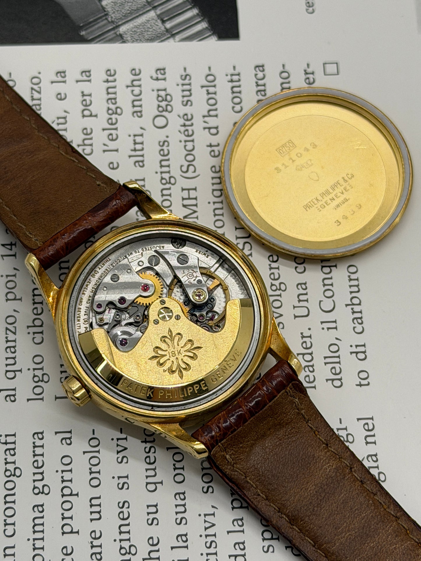 Patek Philippe Calatrava Automatic 32.5 mm - Yellow Gold - White Dial Ref 3439