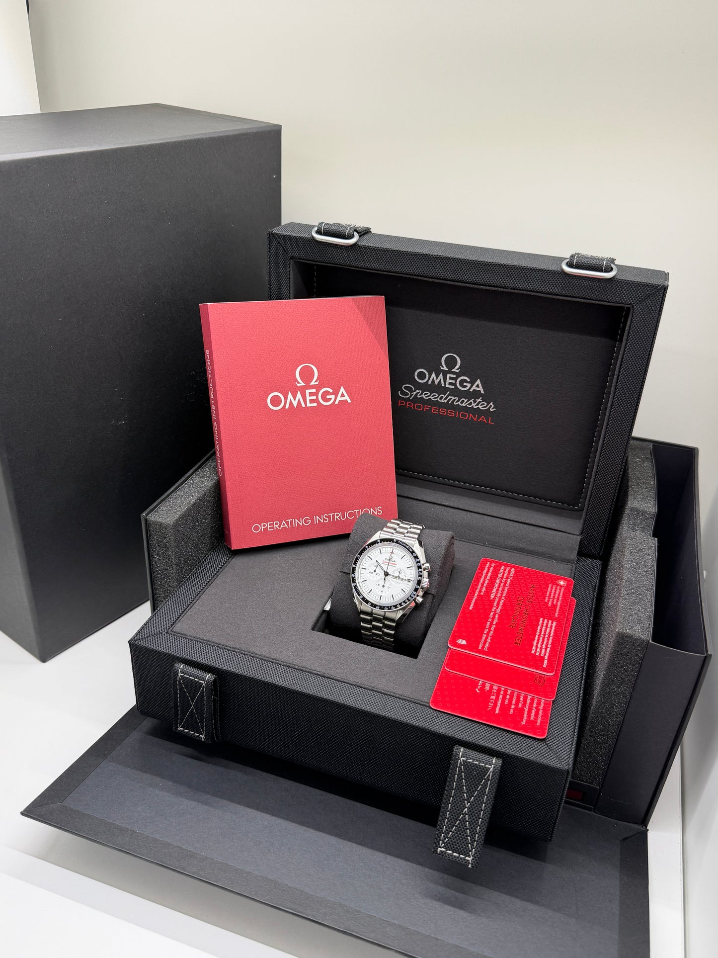 Omega Speedmaster Professional Moonwatch Ref.310.30.42.50.04.001 - White Dial - Like New - Year 2025