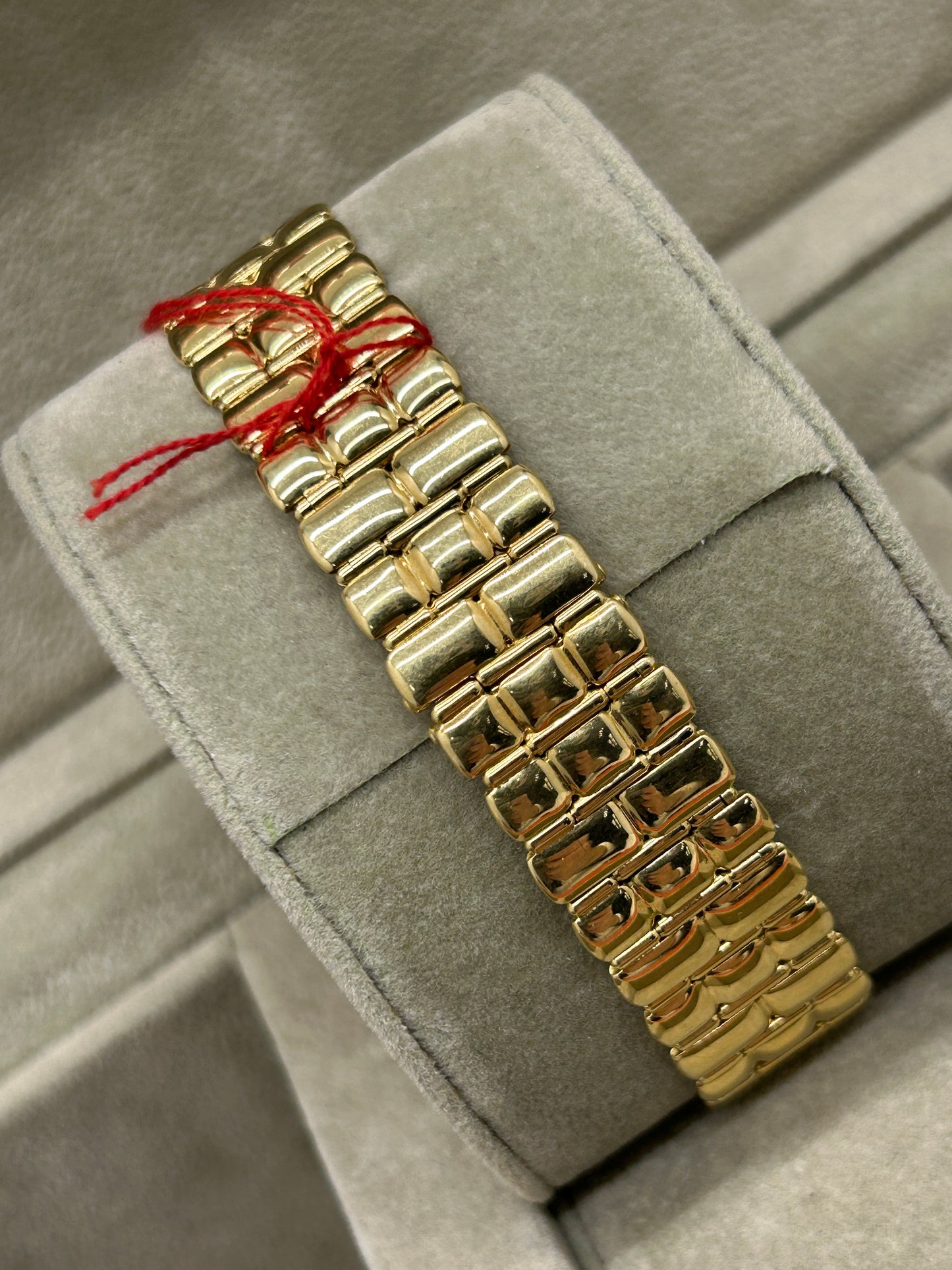 Gerald Genta Donald Duck - Yellow Gold - MOP 31mm Dial