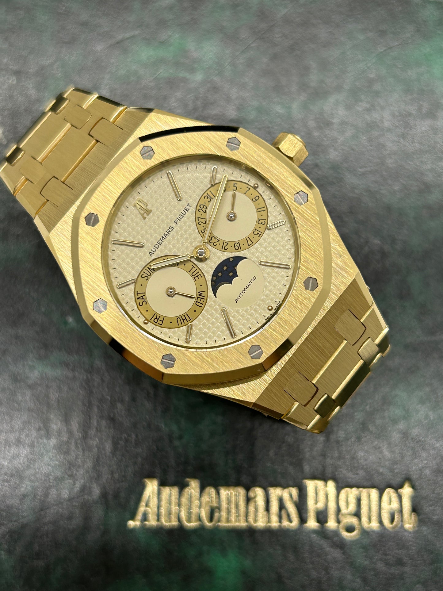 Audemars Piguet - Royal Oak Day-date 37mm - 18Kt Yellow Gold - Ref 25594BA.OO.0477BA.01 - 17 Links (Max 16.5cm Wrist)