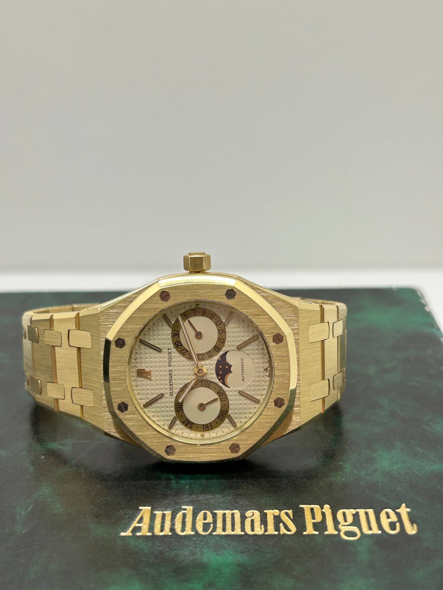 Audemars Piguet - Royal Oak Day-date 37mm - 18Kt Yellow Gold - Ref 25594BA.OO.0477BA.01 - 17 Links (Max 16.5cm Wrist)