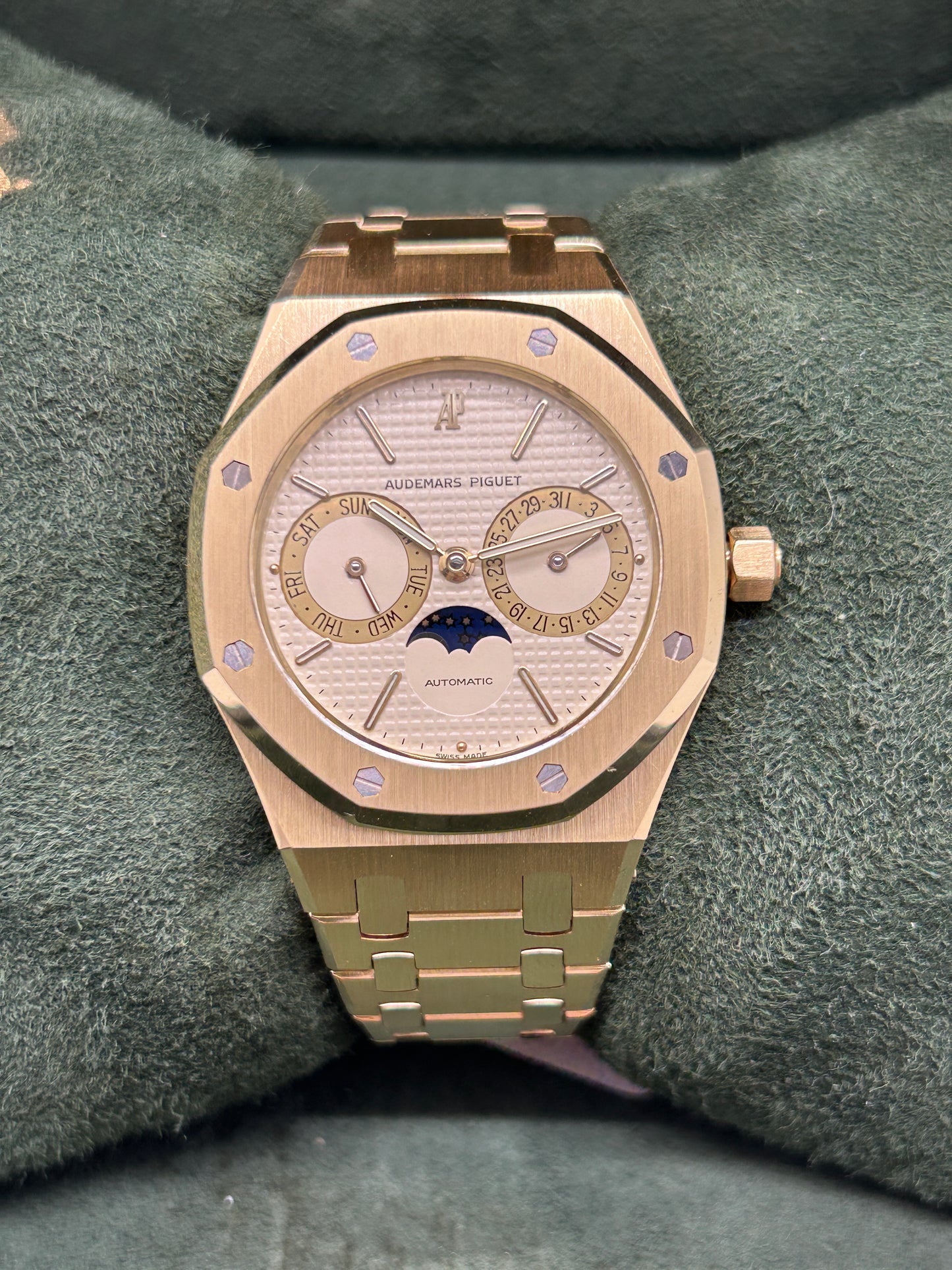 Audemars Piguet - Royal Oak Day-date 37mm - 18Kt Yellow Gold - Ref 25594BA.OO.0477BA.01 - 17 Links (Max 16.5cm Wrist)
