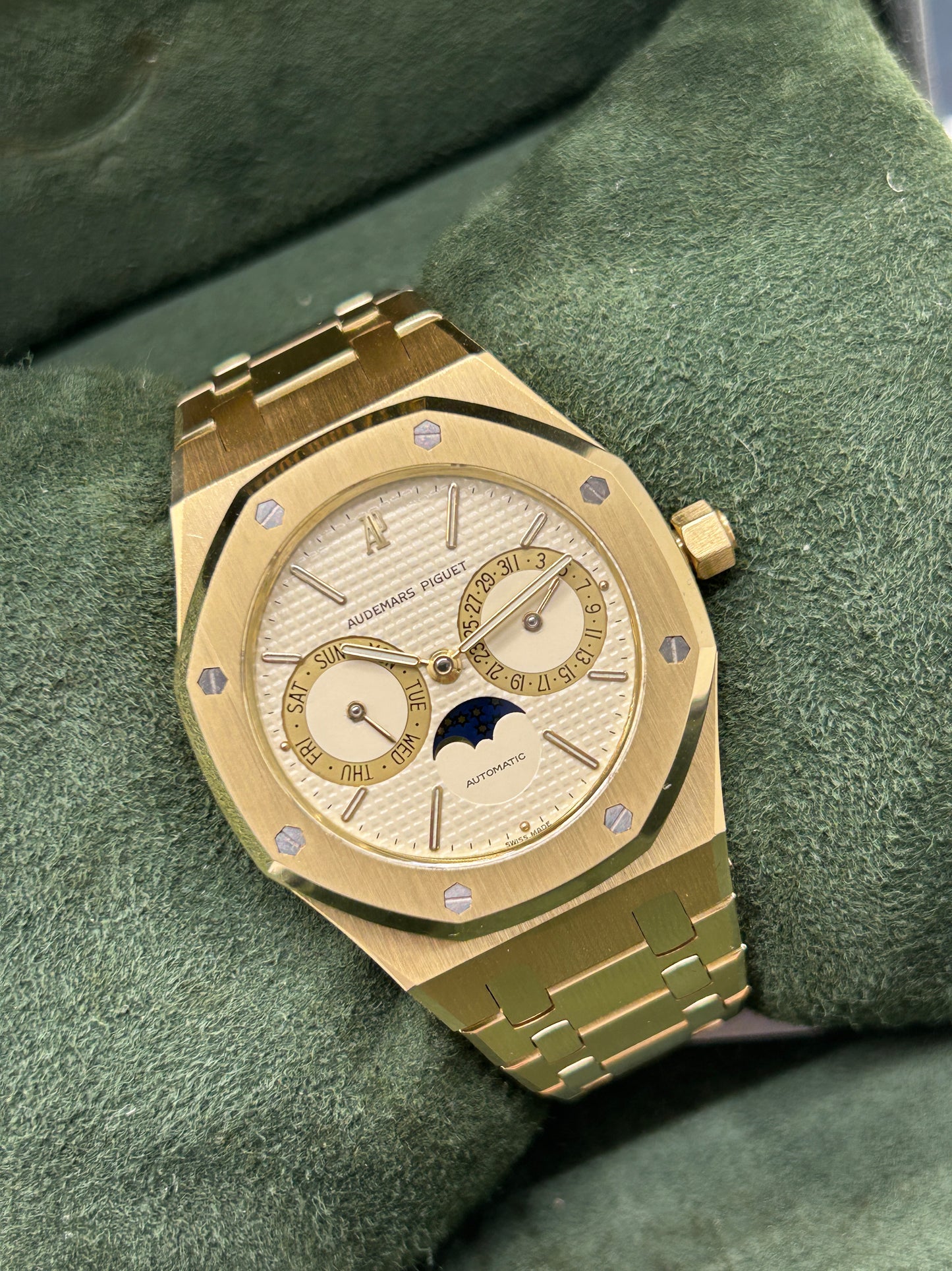Audemars Piguet - Royal Oak Day-date 37mm - 18Kt Yellow Gold - Ref 25594BA.OO.0477BA.01 - 17 Links (Max 16.5cm Wrist)