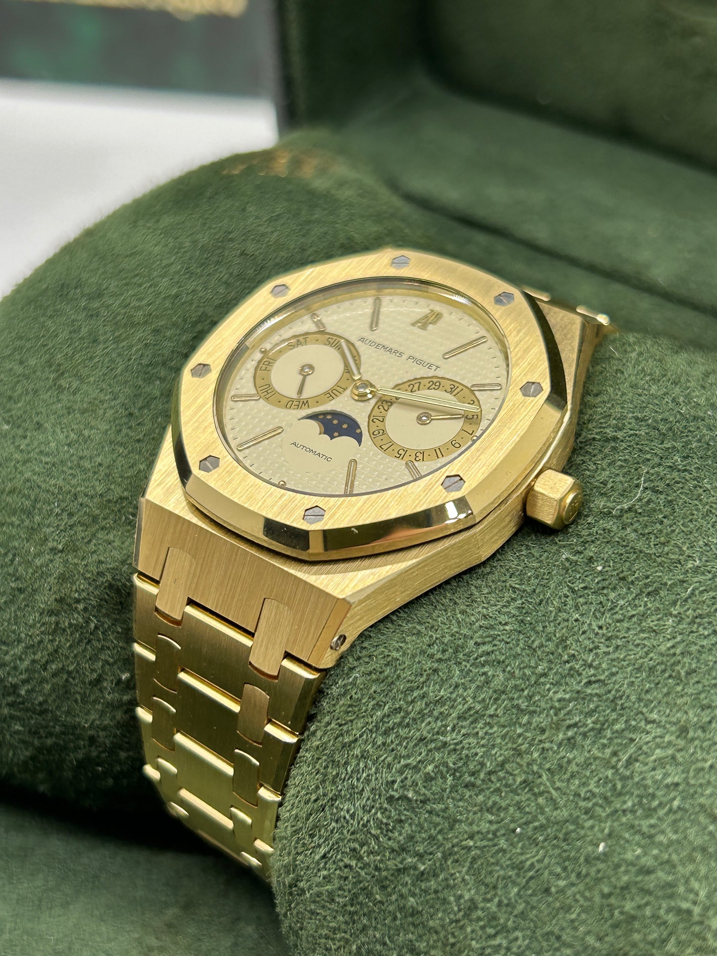 Audemars Piguet - Royal Oak Day-date 37mm - 18Kt Yellow Gold - Ref 25594BA.OO.0477BA.01 - 17 Links (Max 16.5cm Wrist)