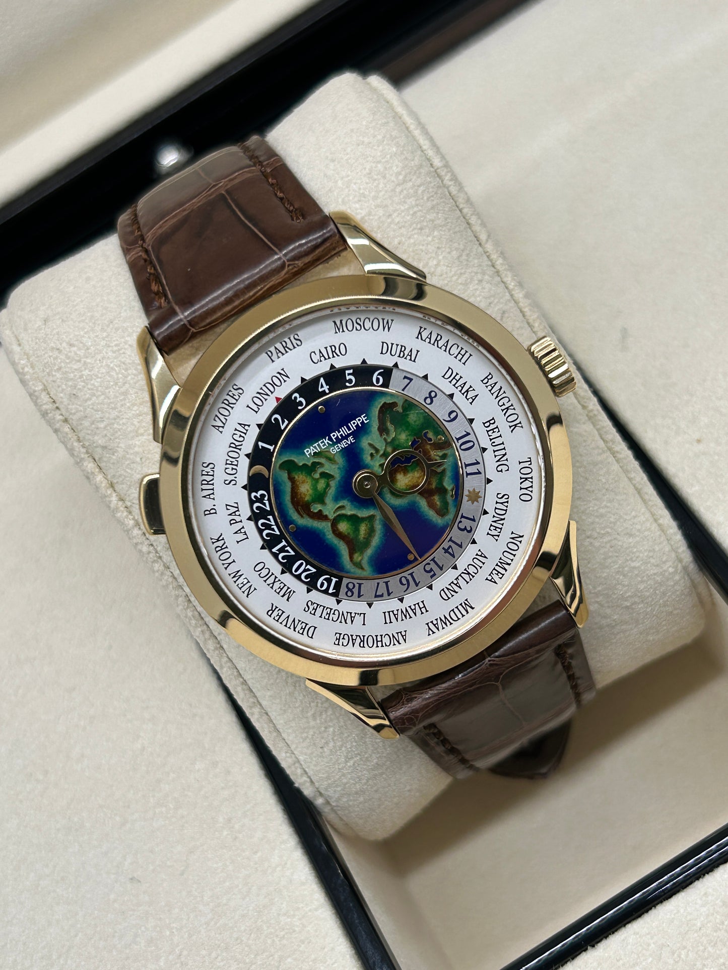 Patek Philippe World Time 38.5mm - Enamel Dial - 18Kt Yellow Gold - Ref. 5231J-001 - Year 2019
