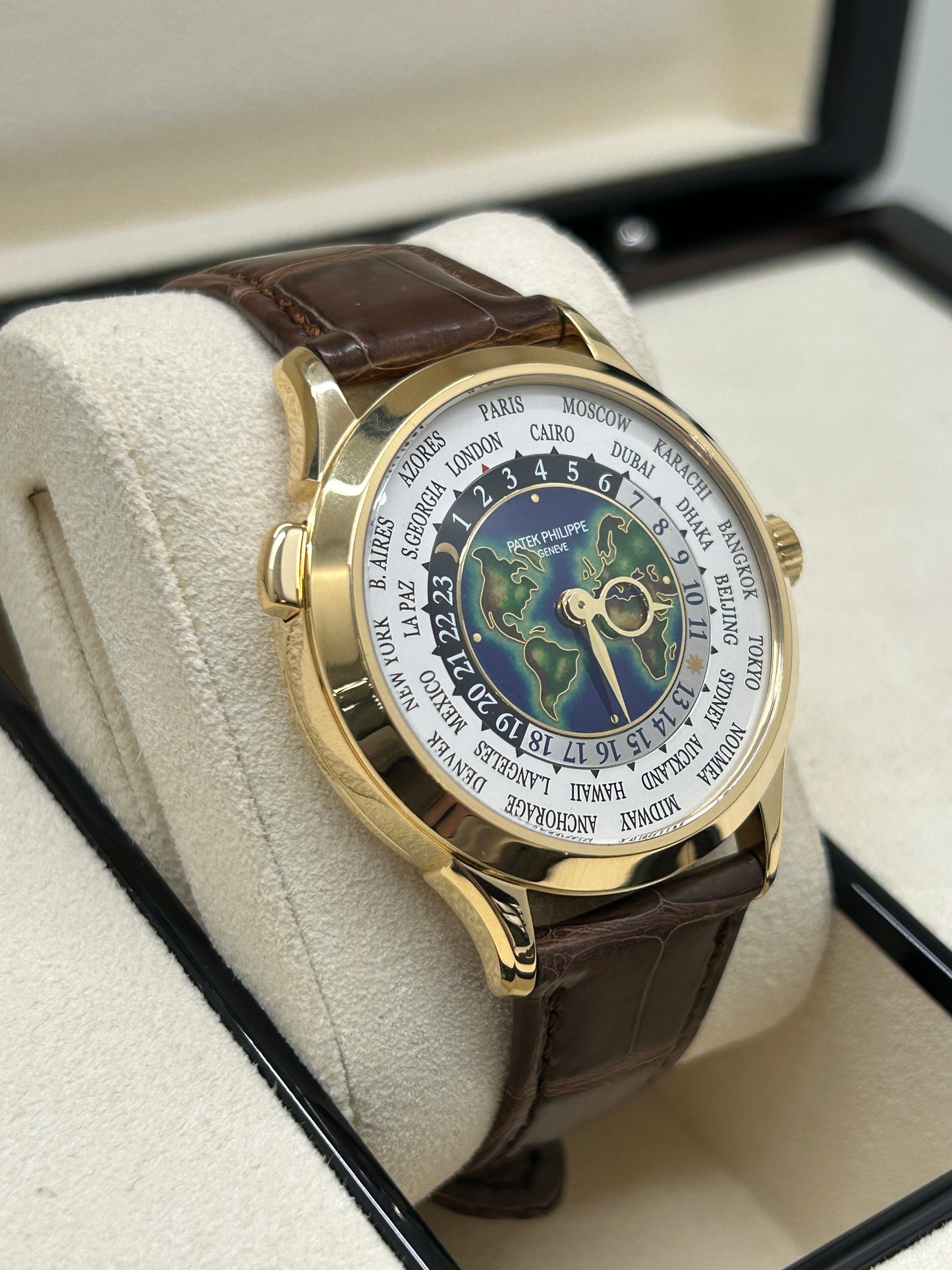 Patek Philippe World Time 38.5mm - Enamel Dial - 18Kt Yellow Gold - Ref. 5231J-001 - Year 2019