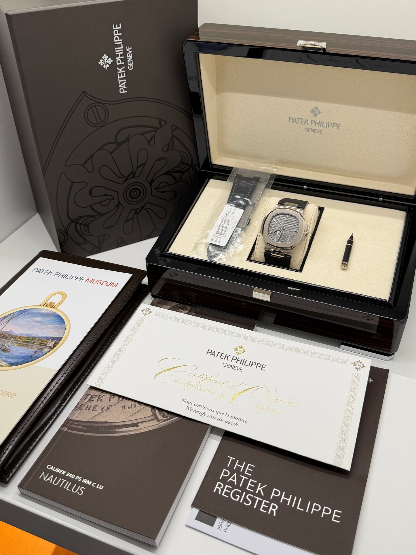 Patek Philippe Nautilus Ref. 5712G-001 - White Gold - Grey Dial Like New - Double Strap - Year Dec 2023