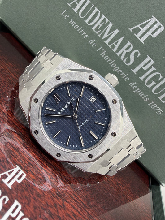 Audemars Piguet Royal Oak 39mm - Blue Dial - Ref 15300ST.OO.1220ST.02 - Never Polished - Year 2011