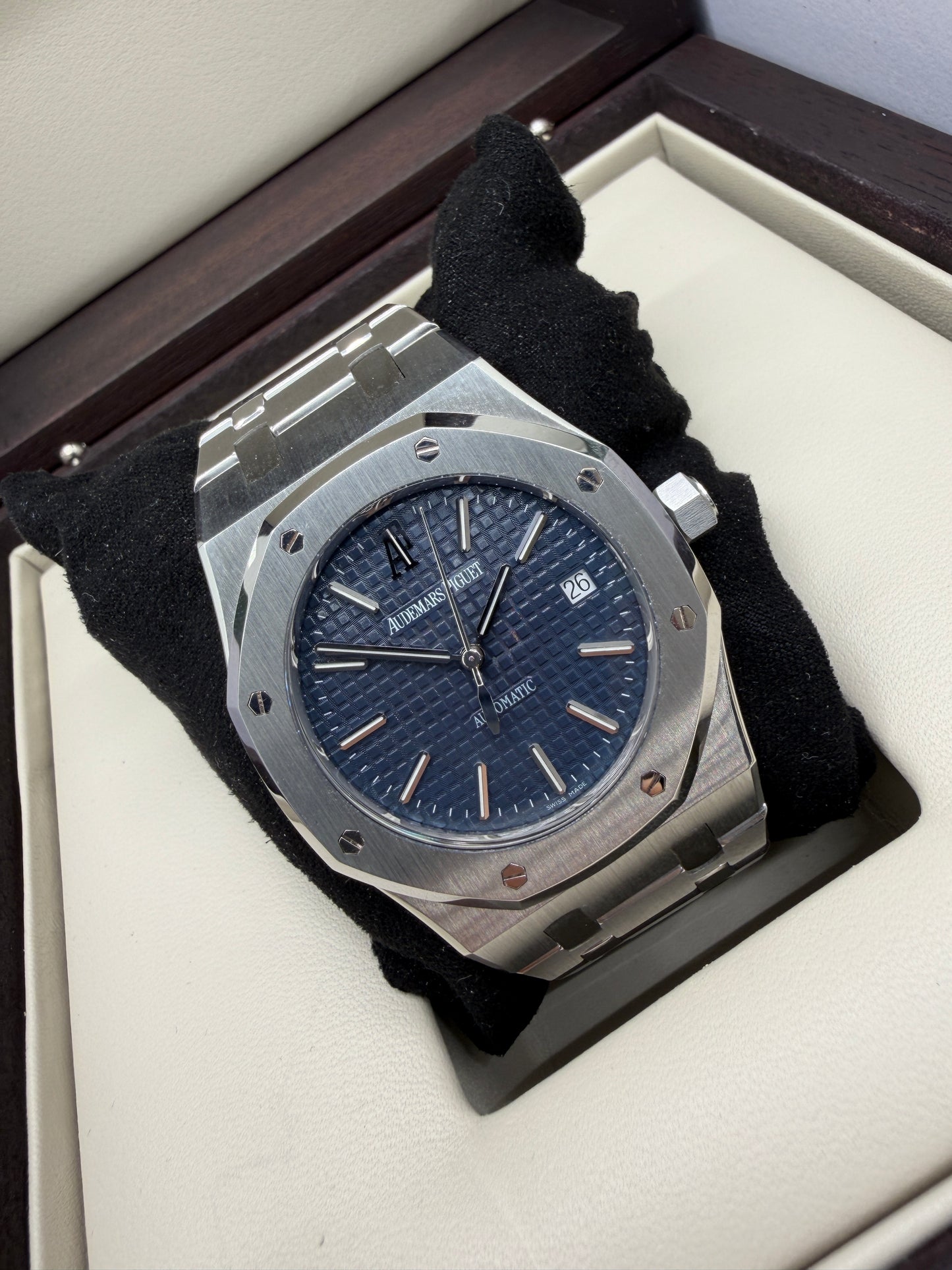 Audemars Piguet Royal Oak 39mm - Blue Dial - Ref 15300ST.OO.1220ST.02 - Never Polished - Year 2011