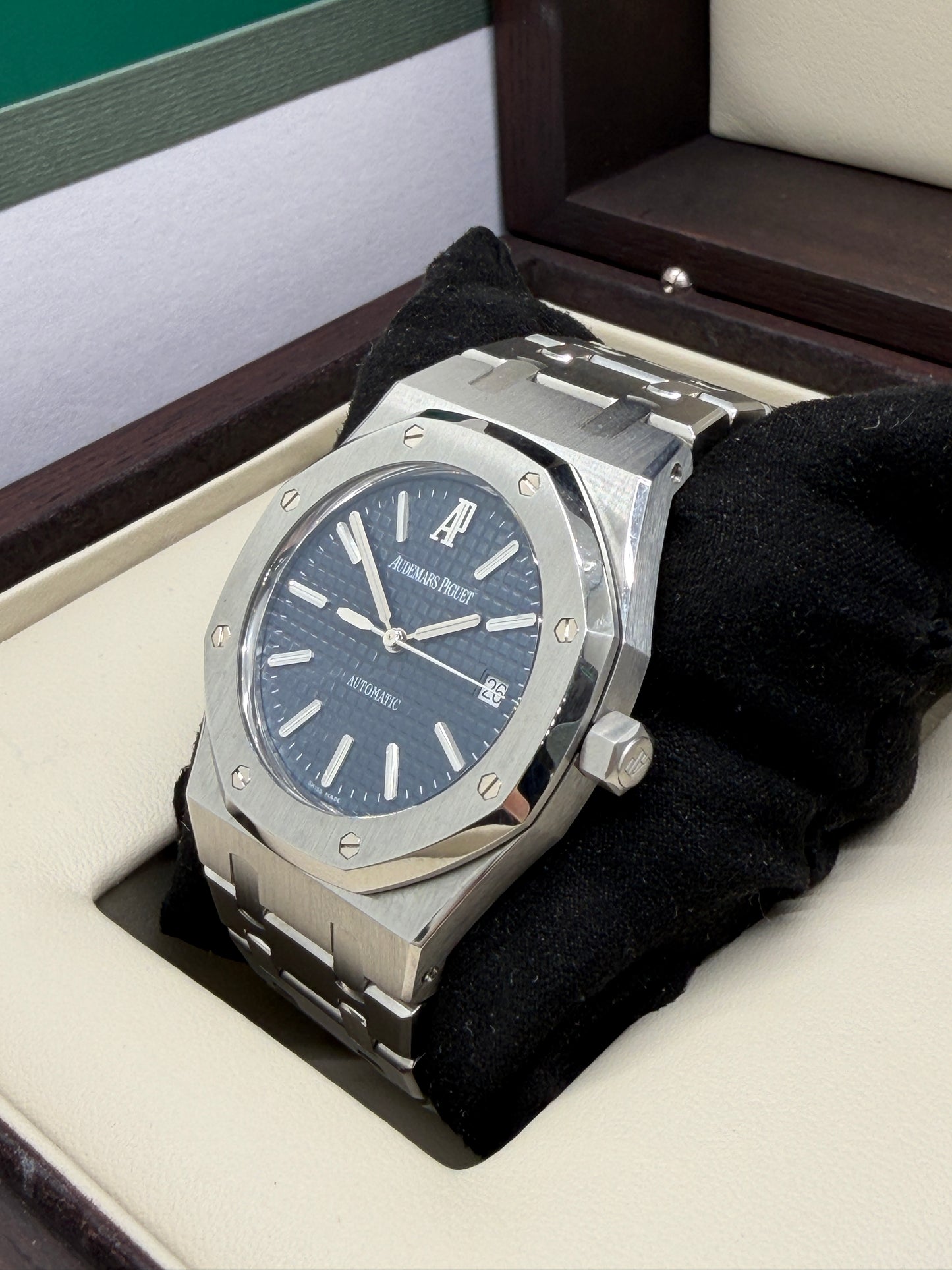 Audemars Piguet Royal Oak 39mm - Blue Dial - Ref 15300ST.OO.1220ST.02 - Never Polished - Year 2011