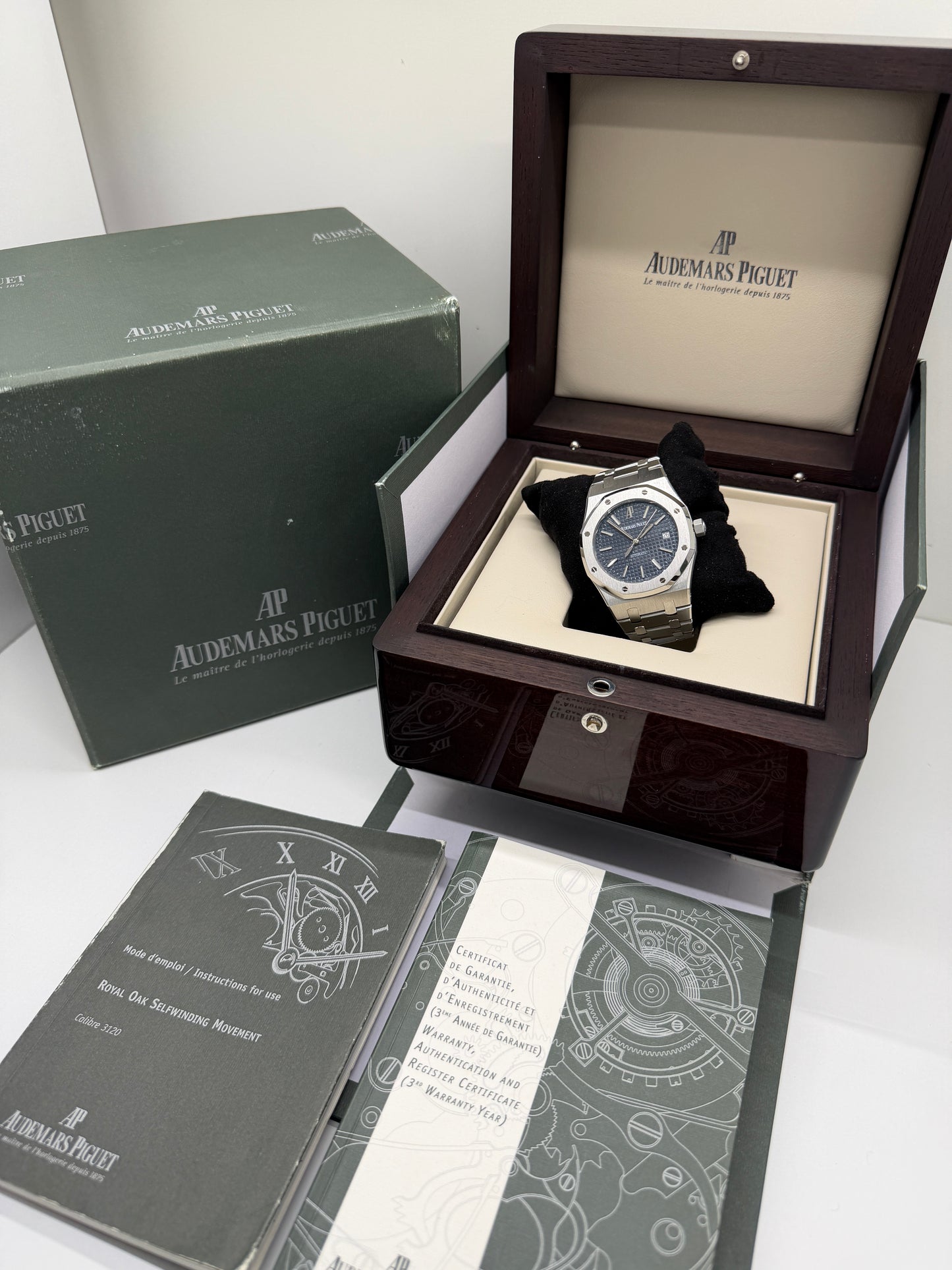 Audemars Piguet Royal Oak 39mm - Blue Dial - Ref 15300ST.OO.1220ST.02 - Never Polished - Year 2011