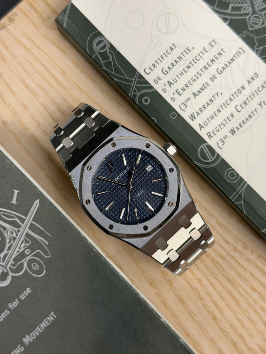 Audemars Piguet Royal Oak 39mm - Blue Dial - Ref 15300ST.OO.1220ST.02 - Never Polished - Year 2011