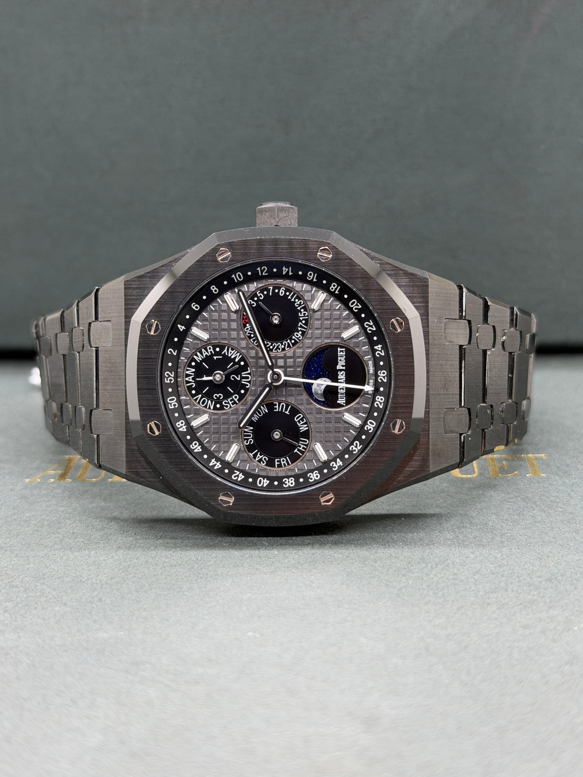 Audemars Piguet Royal Oak 41 - Perpetual Calendar - Black Ceramic - Yerar 2017 Ref 26579CE.OO.1225CE.01