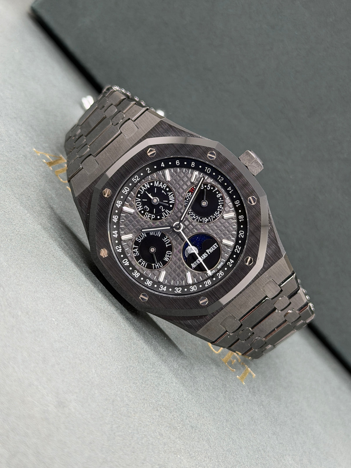 Audemars Piguet Royal Oak 41 - Perpetual Calendar - Black Ceramic - Yerar 2017 Ref 26579CE.OO.1225CE.01