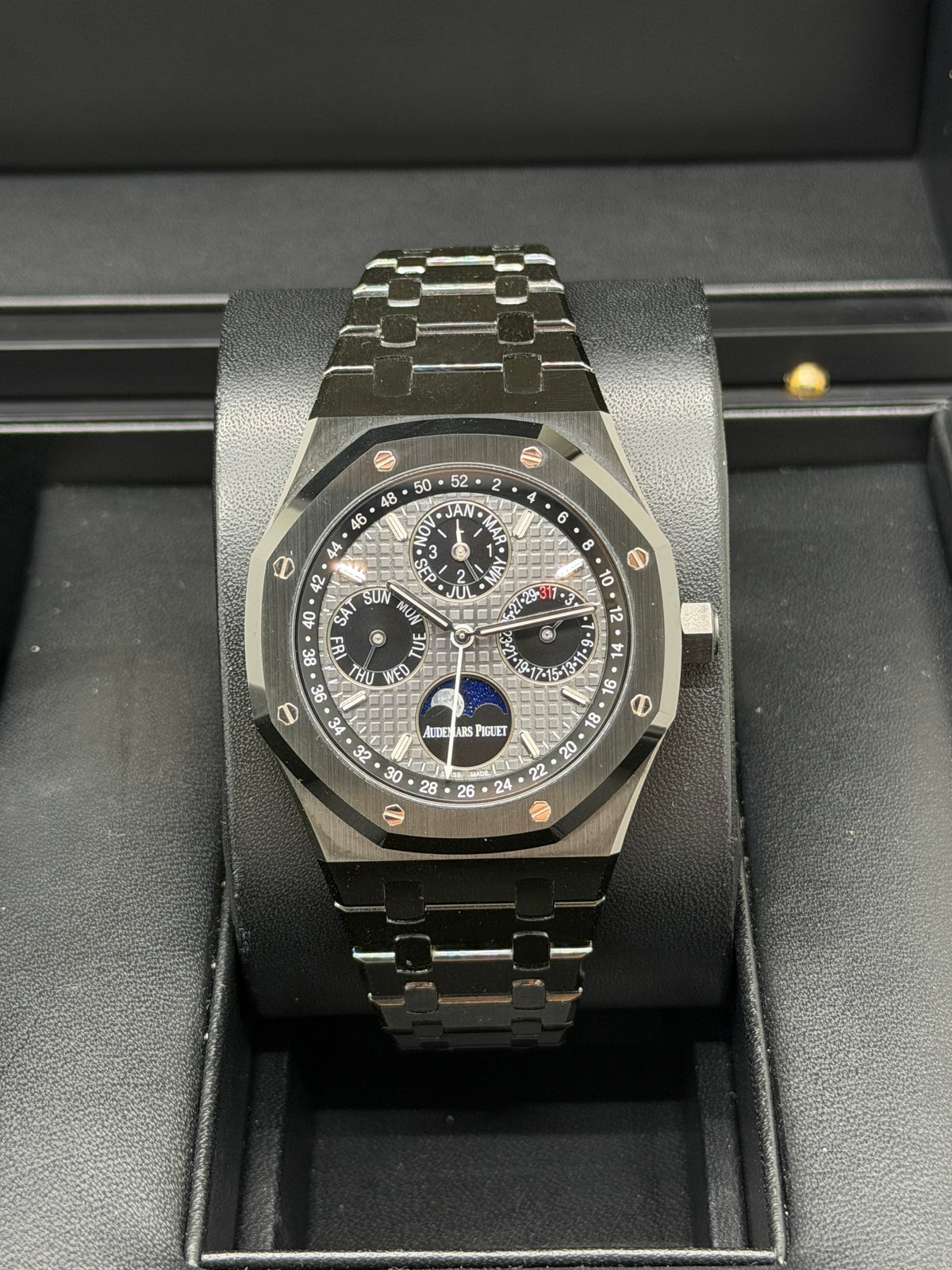 Audemars Piguet Royal Oak 41 - Perpetual Calendar - Black Ceramic - Yerar 2017 Ref 26579CE.OO.1225CE.01