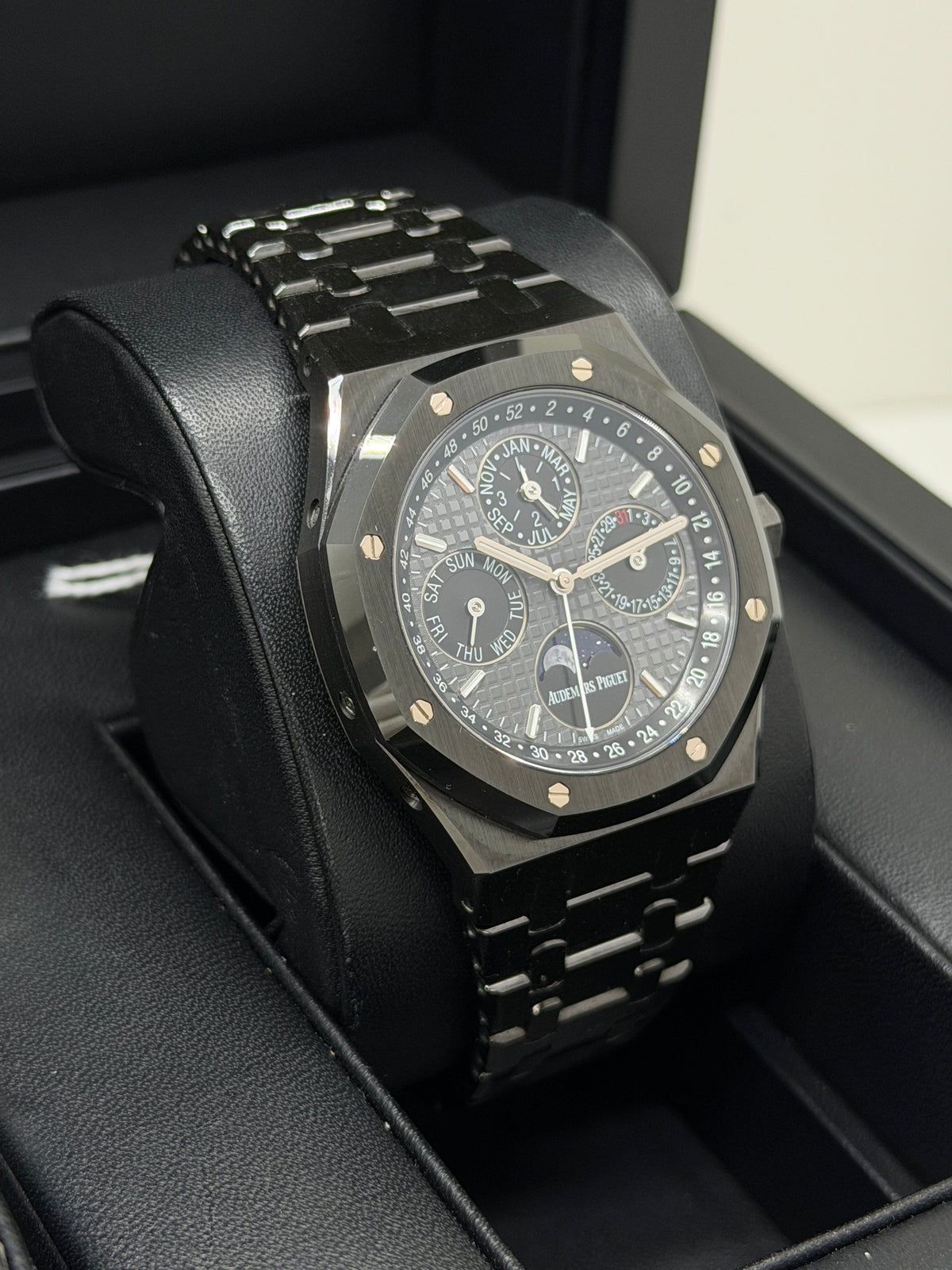 Audemars Piguet Royal Oak 41 - Perpetual Calendar - Black Ceramic - Yerar 2017 Ref 26579CE.OO.1225CE.01