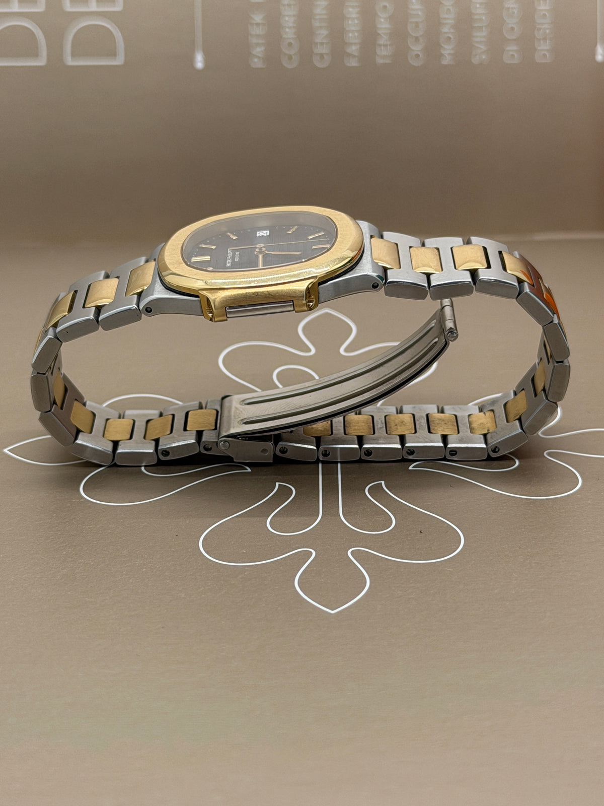 Patek Philippe Nautilus 3900/1 - Rare - 18Kt Yellow Gold & Steel - Blue Dial - Extract Of The Archives - 33mm - Quartz