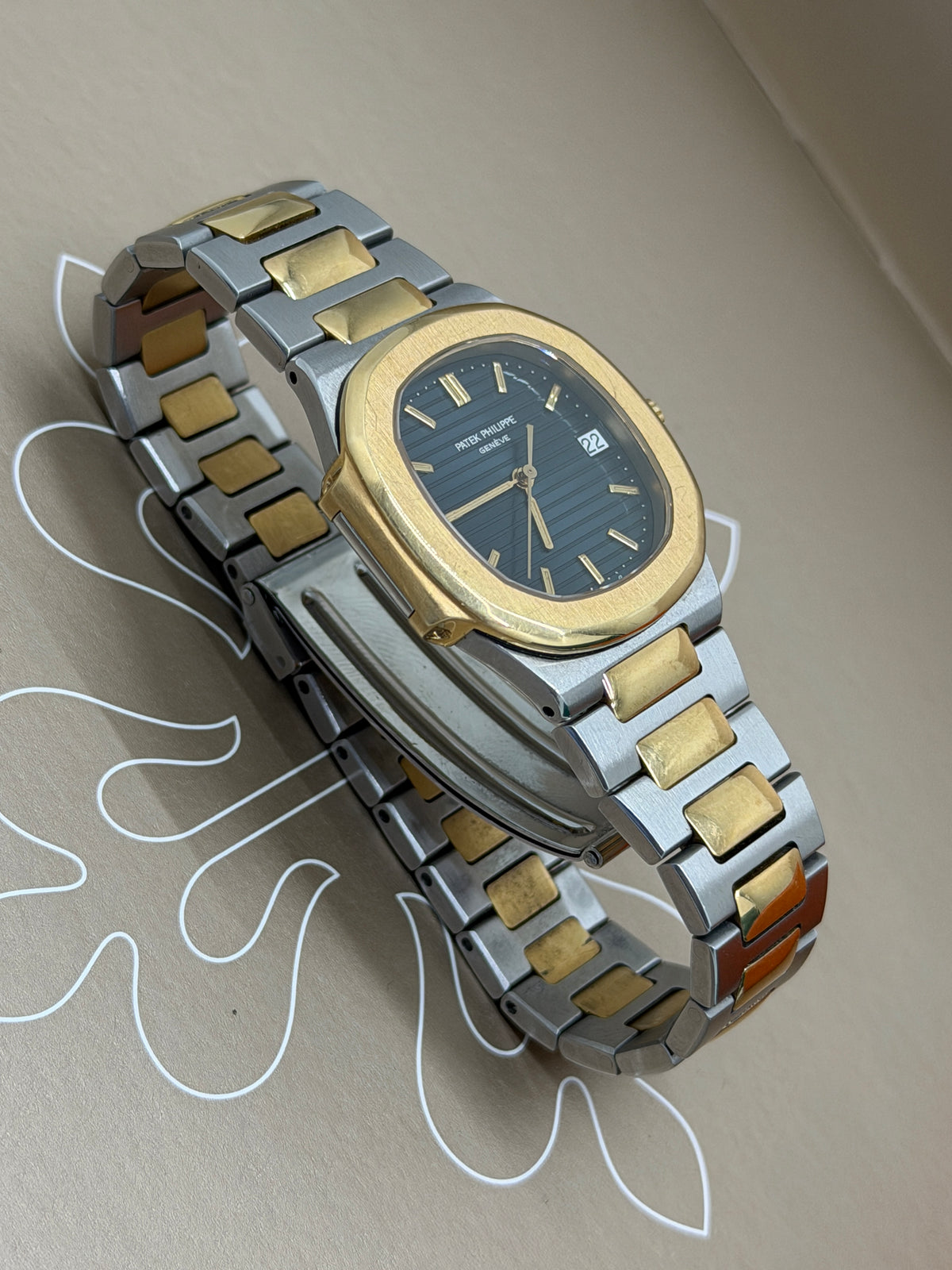 Patek Philippe Nautilus 3900/1 - Rare - 18Kt Yellow Gold & Steel - Blue Dial - Extract Of The Archives - 33mm - Quartz