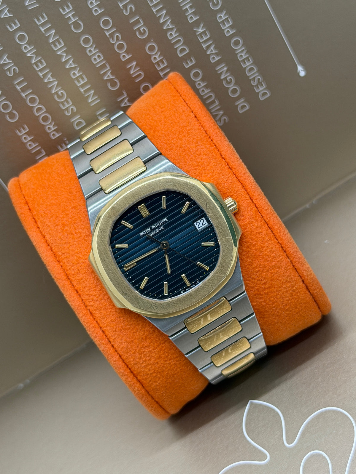 Patek Philippe Nautilus 3900/1 - Rare - 18Kt Yellow Gold & Steel - Blue Dial - Extract Of The Archives - 33mm - Quartz