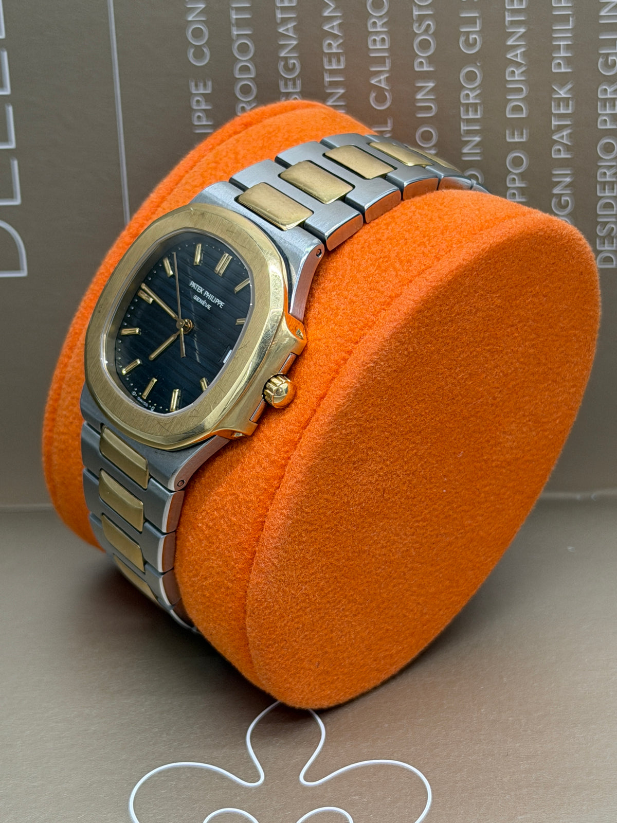 Patek Philippe Nautilus 3900/1 - Rare - 18Kt Yellow Gold & Steel - Blue Dial - Extract Of The Archives - 33mm - Quartz