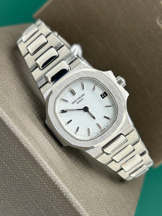 Patek Philippe Nautilus Lady - White Dial - Quartz - Ref 4700/1 - Year 1981 - Official Extract