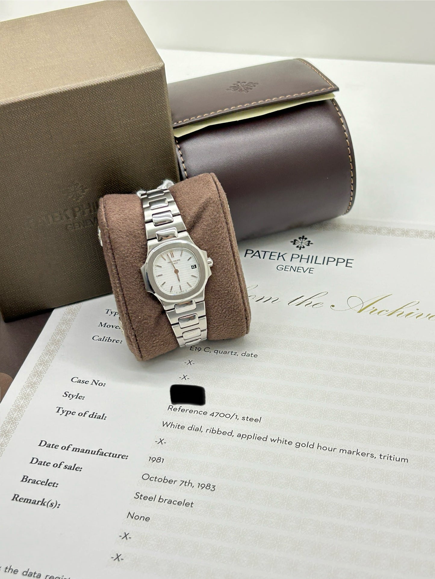 Patek Philippe Nautilus Lady - White Dial - Quartz - Ref 4700/1 - Year 1981 - Official Extract