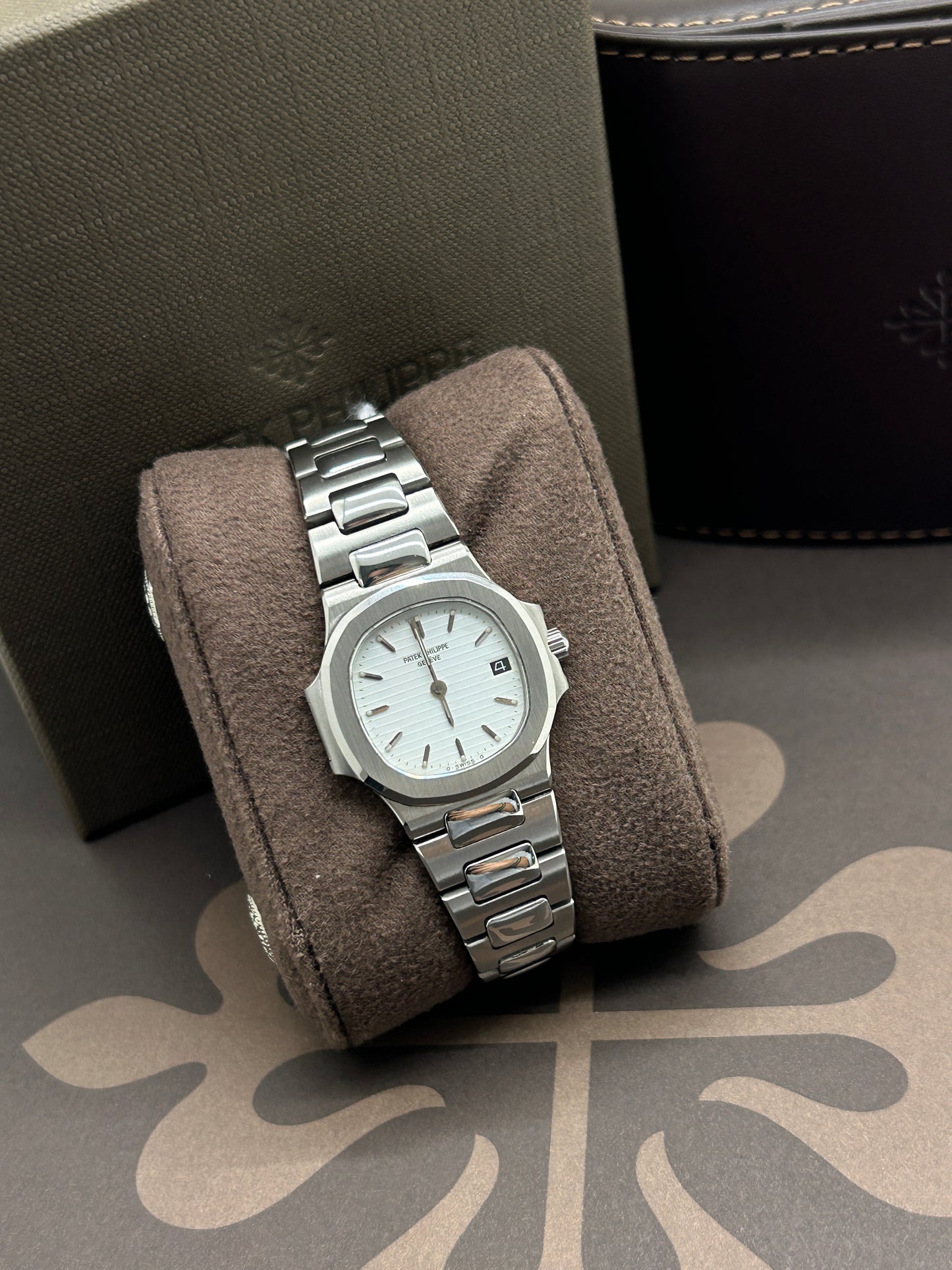 Patek Philippe Nautilus Lady - White Dial - Quartz - Ref 4700/1 - Year 1981 - Official Extract