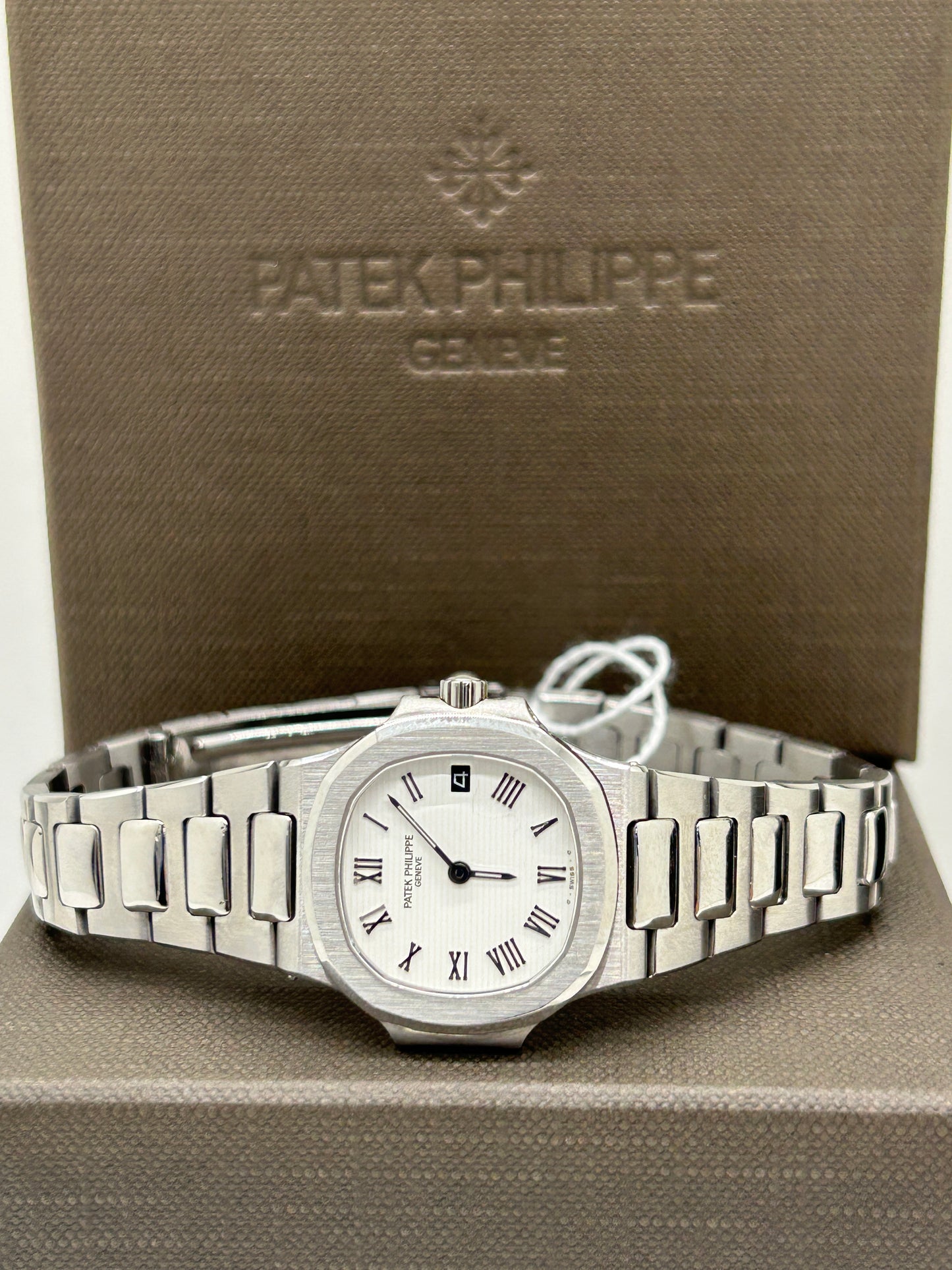 Patek Philippe Nautilus Lady - White Dial - Roman Numerals - Quartz - Ref 4700/1 - Year 1981 - Official Extract