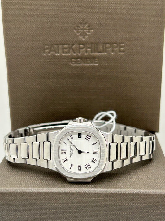 Patek Philippe Nautilus Lady - White Dial - Roman Numerals - Quartz - Ref 4700/1 - Year 1981 - Official Extract
