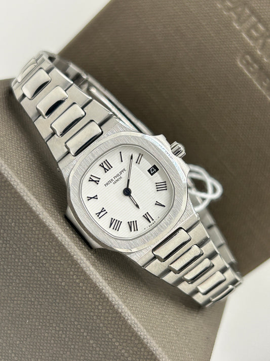 Patek Philippe Nautilus Lady - White Dial - Roman Numerals - Quartz - Ref 4700/1 - Year 1981 - Official Extract