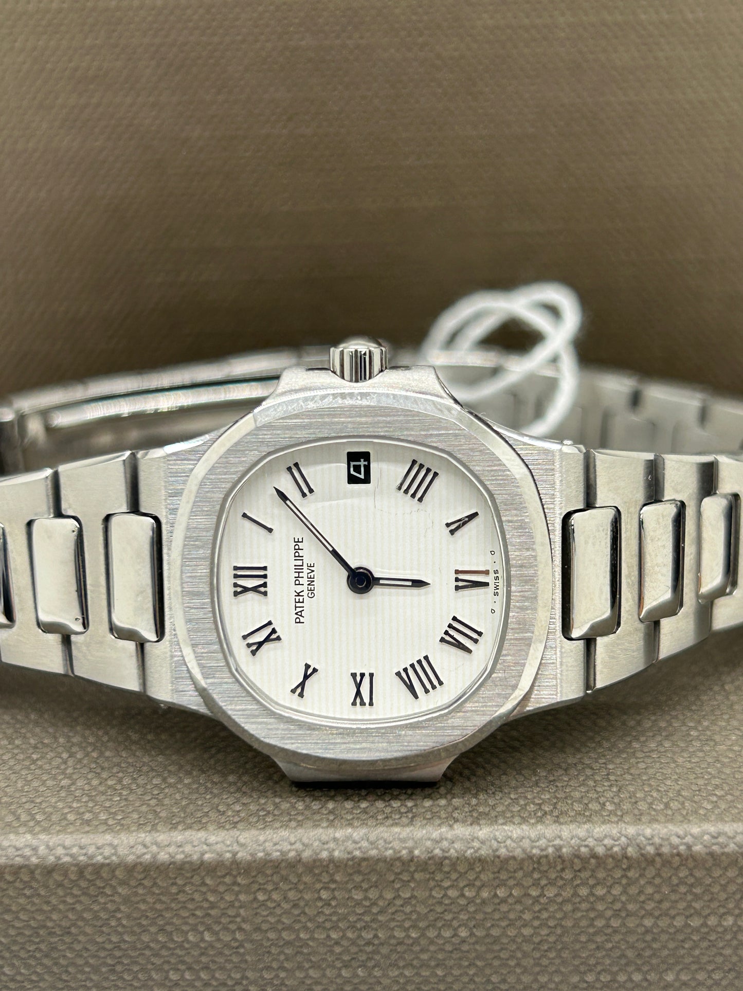 Patek Philippe Nautilus Lady - White Dial - Roman Numerals - Quartz - Ref 4700/1 - Year 1981 - Official Extract
