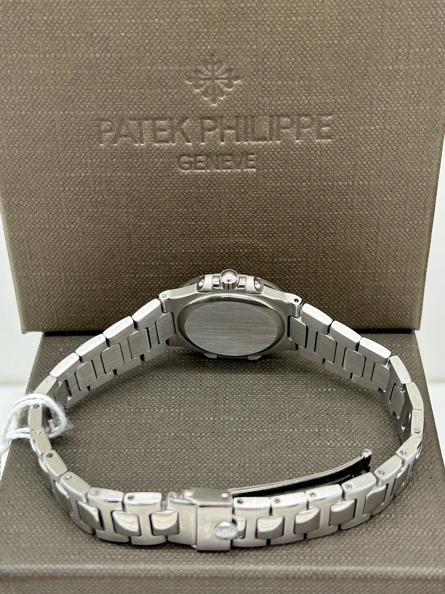 Patek Philippe Nautilus Lady - White Dial - Roman Numerals - Quartz - Ref 4700/1 - Year 1981 - Official Extract