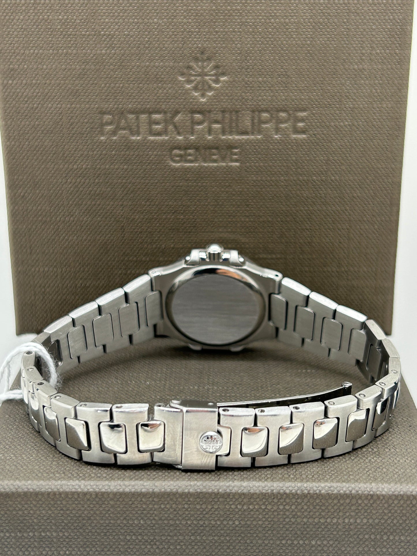 Patek Philippe Nautilus Lady - White Dial - Roman Numerals - Quartz - Ref 4700/1 - Year 1981 - Official Extract