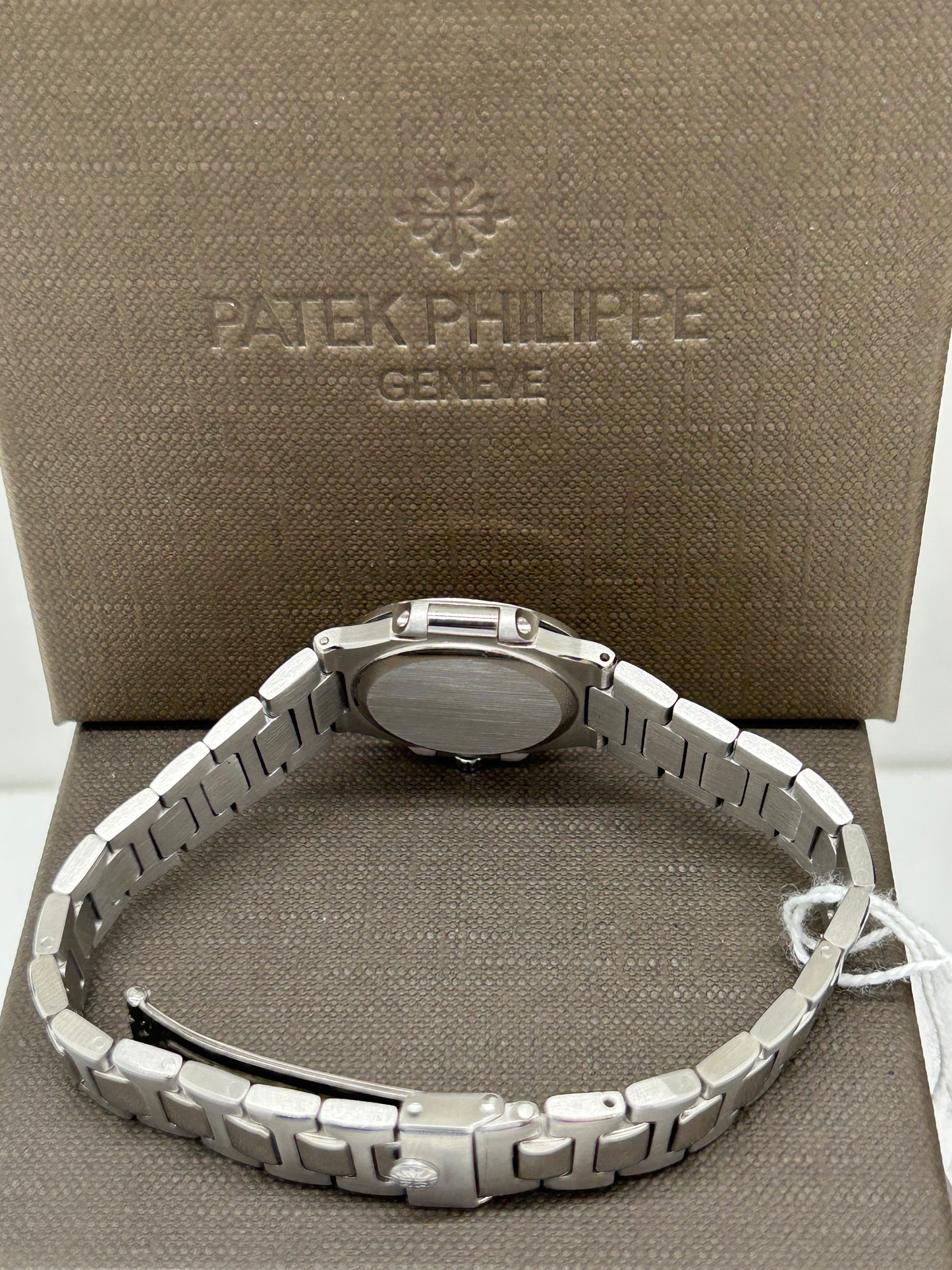 Patek Philippe Nautilus Lady - White Dial - Roman Numerals - Quartz - Ref 4700/1 - Year 1981 - Official Extract