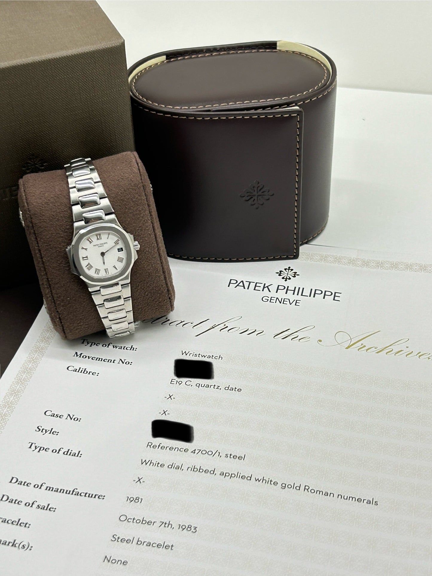 Patek Philippe Nautilus Lady - White Dial - Roman Numerals - Quartz - Ref 4700/1 - Year 1981 - Official Extract