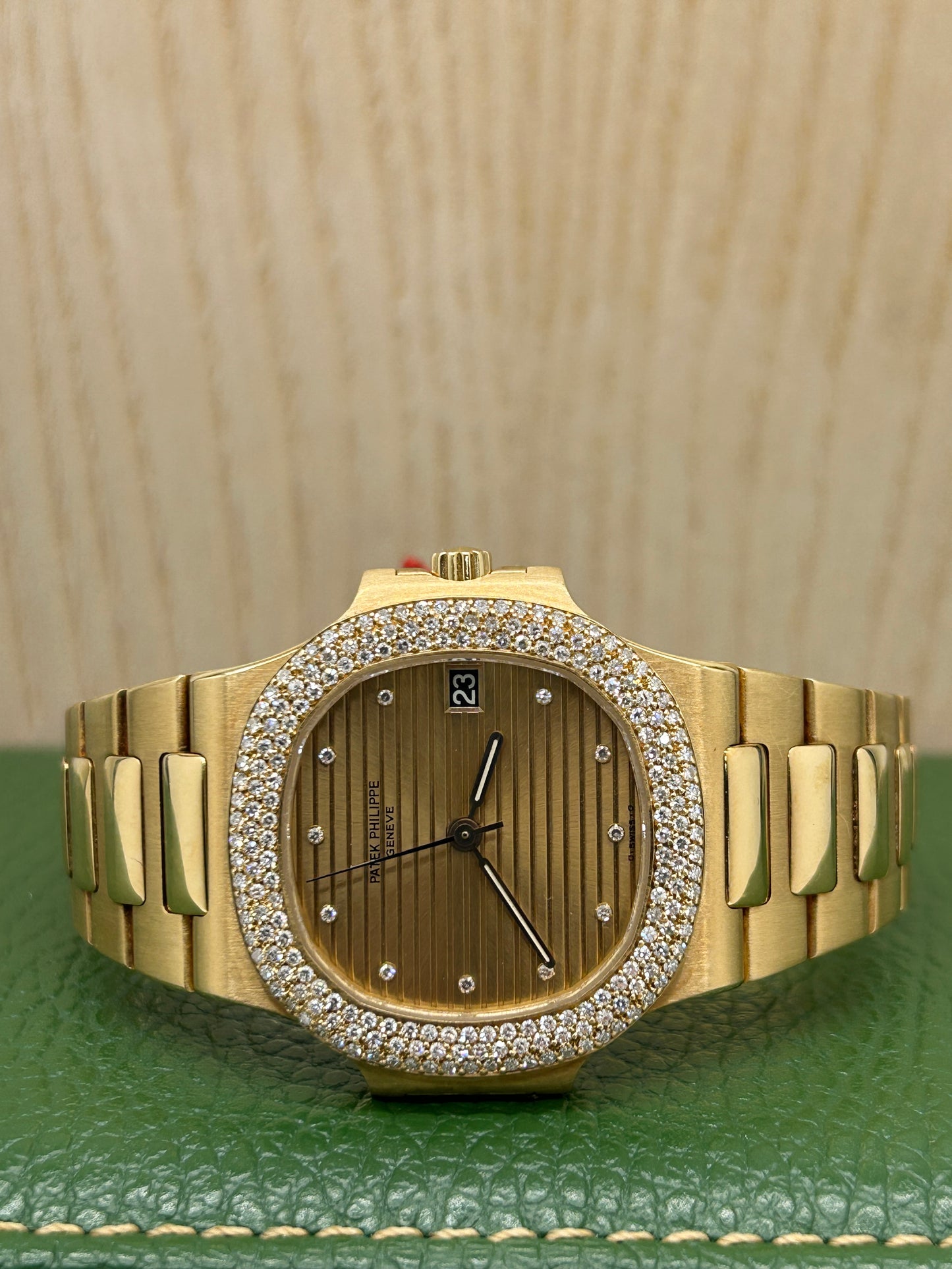 Patek Philippe Nautilus 3800/4 - Rare - 18Kt Yellow Gold Gold & Factory Diamonds Bezel - Official Extract - Year 1988