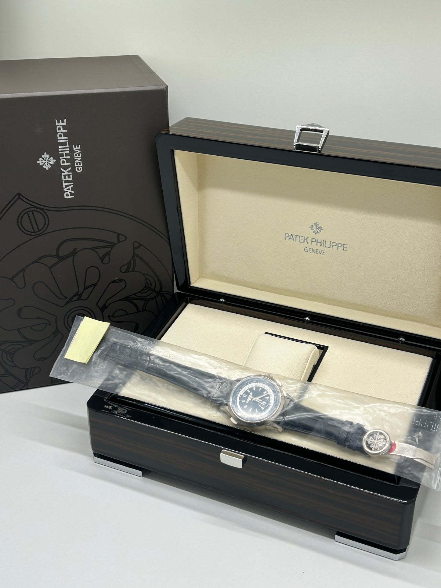 Patek Philippe - World Time Chronograph (Unworn, Factory Sealed) - White Gold - Ref.5930G-001 - Blue Dial - Year 2017