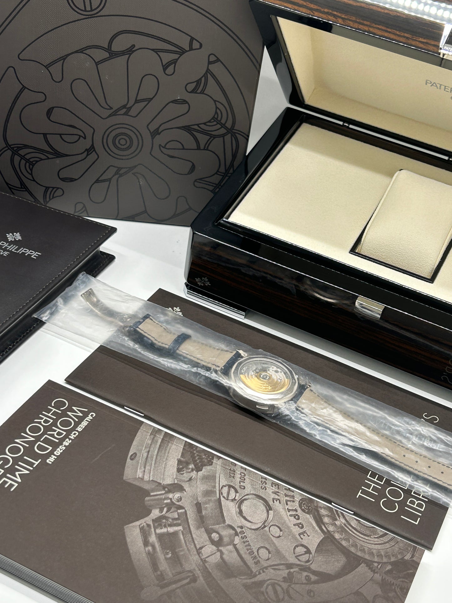 Patek Philippe - World Time Chronograph (Unworn, Factory Sealed) - White Gold - Ref.5930G-001 - Blue Dial - Year 2017