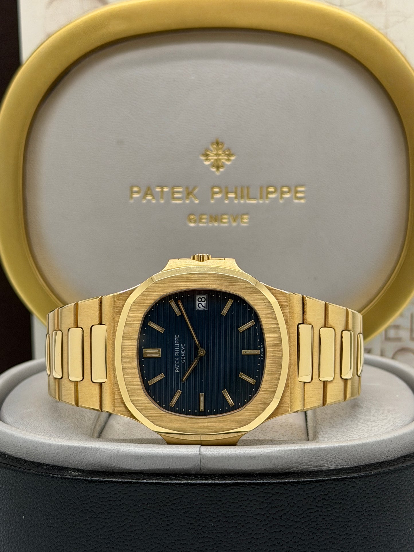 Patek Philippe Nautilus Jumbo - Blue Dial - 18Kt Yellow Gold Ref 3700/1 - Official Extract of archives - Year 1979