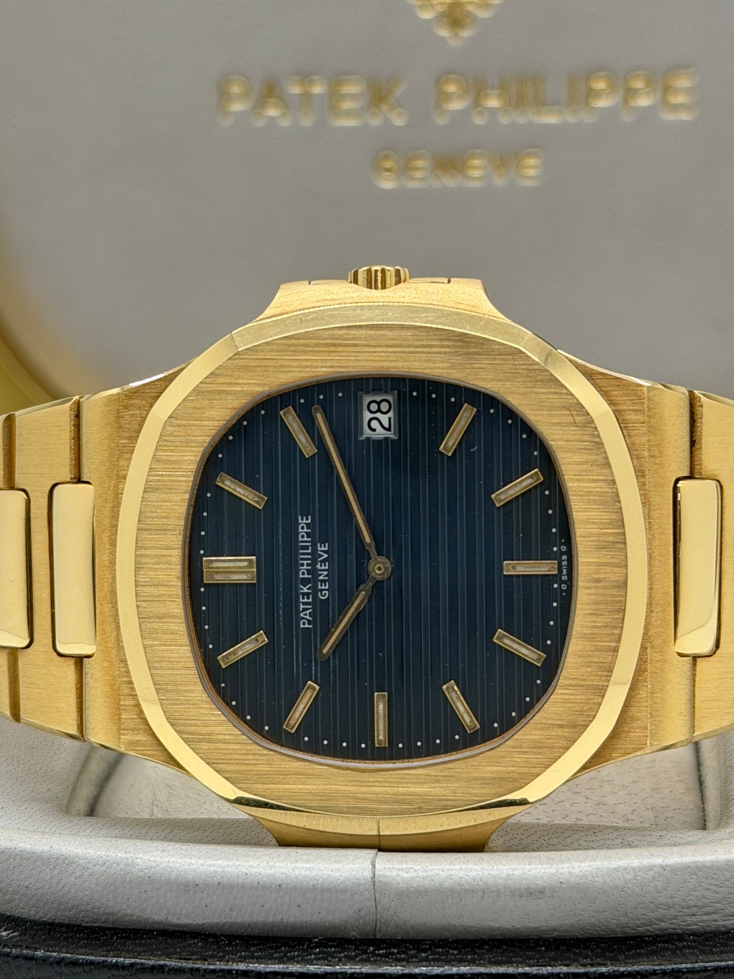 Patek Philippe Nautilus Jumbo - Blue Dial - 18Kt Yellow Gold Ref 3700/1 - Official Extract of archives - Year 1979