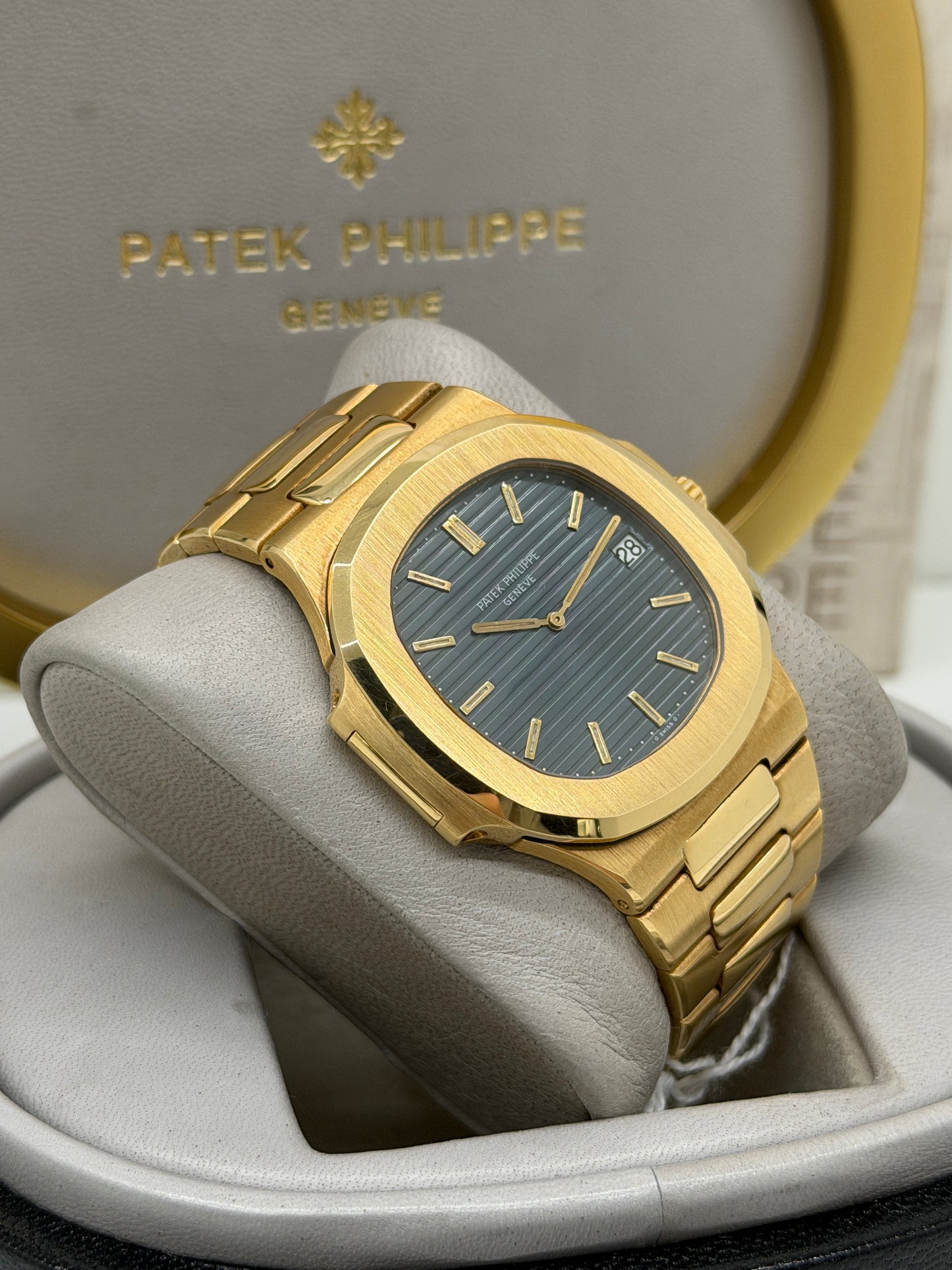 Patek Philippe Nautilus Jumbo - Blue Dial - 18Kt Yellow Gold Ref 3700/1 - Official Extract of archives - Year 1979