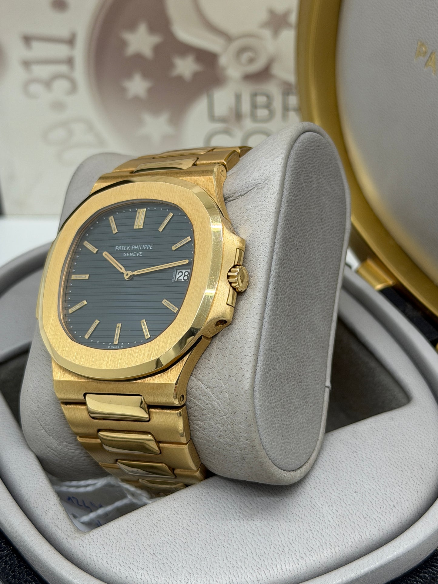 Patek Philippe Nautilus Jumbo - Blue Dial - 18Kt Yellow Gold Ref 3700/1 - Official Extract of archives - Year 1979