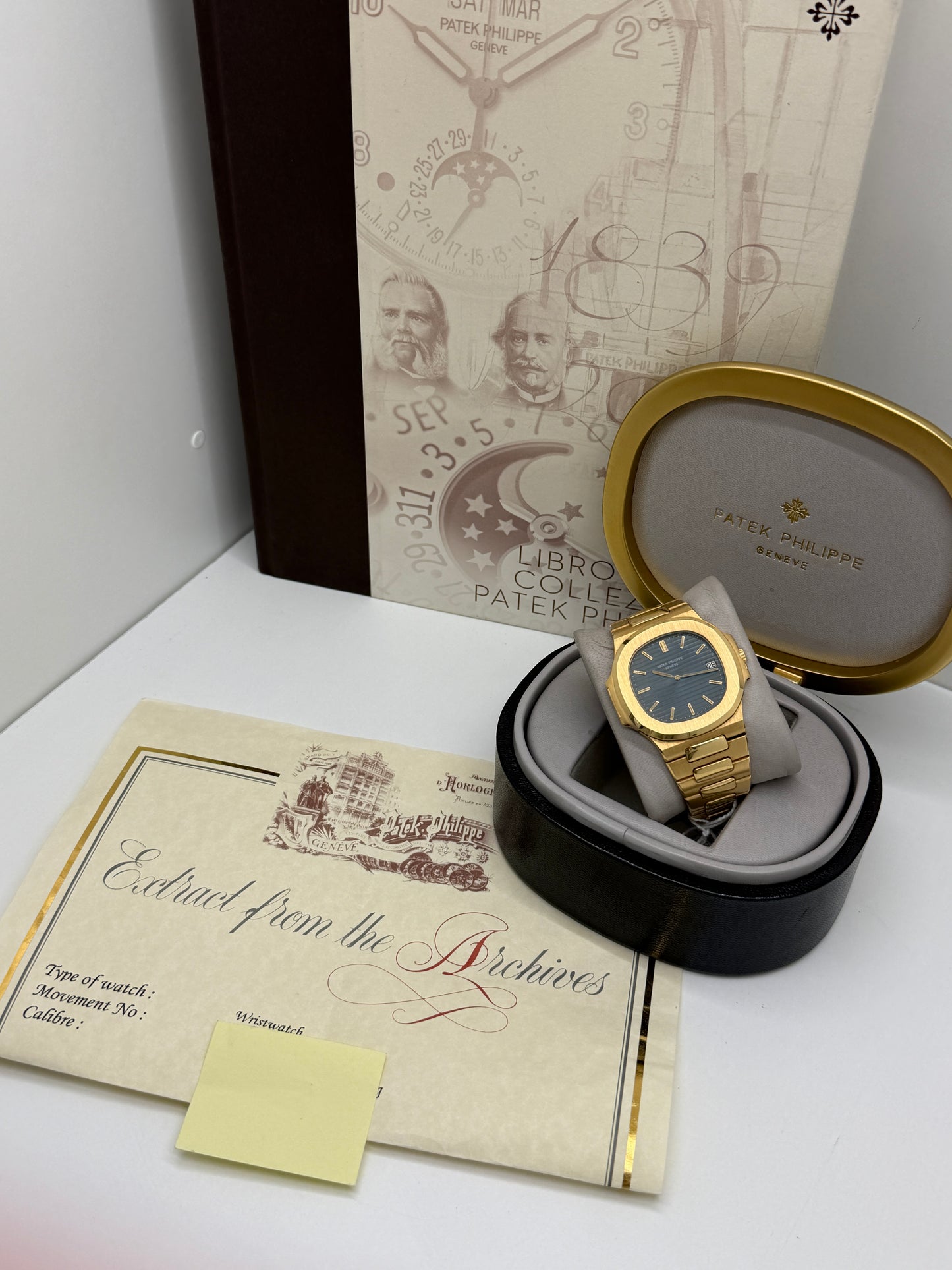 Patek Philippe Nautilus Jumbo - Blue Dial - 18Kt Yellow Gold Ref 3700/1 - Official Extract of archives - Year 1979