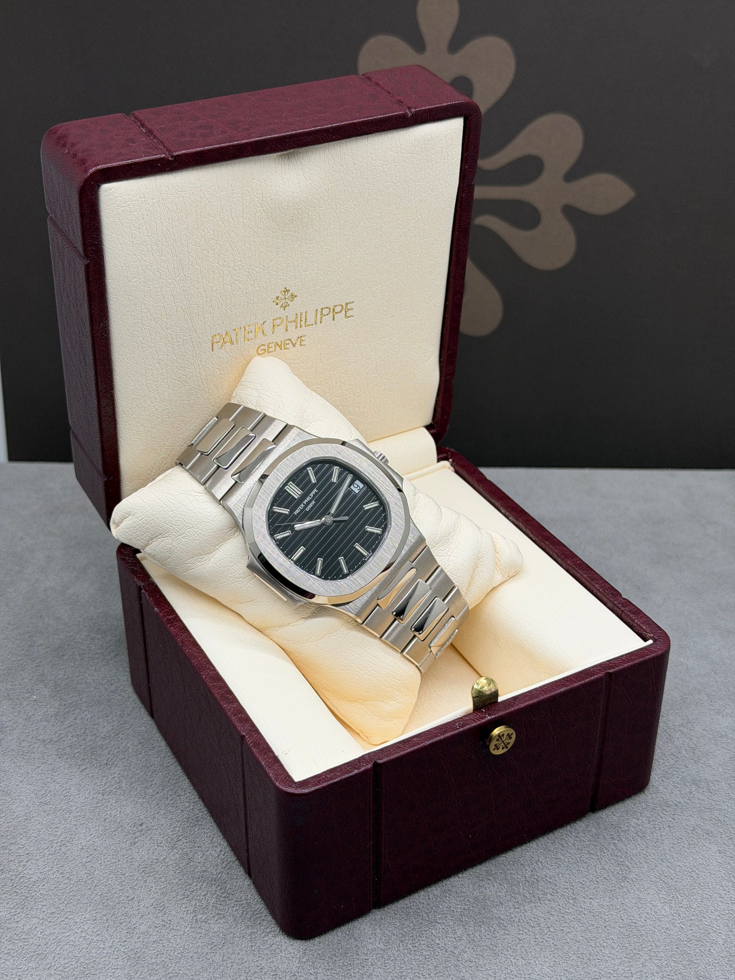 Patek Philippe Nautilus Rare Ref 3711/1G-001 - Black Dial - White Gold - Year 2004 Original Box + Official Extract Of Archives 2026