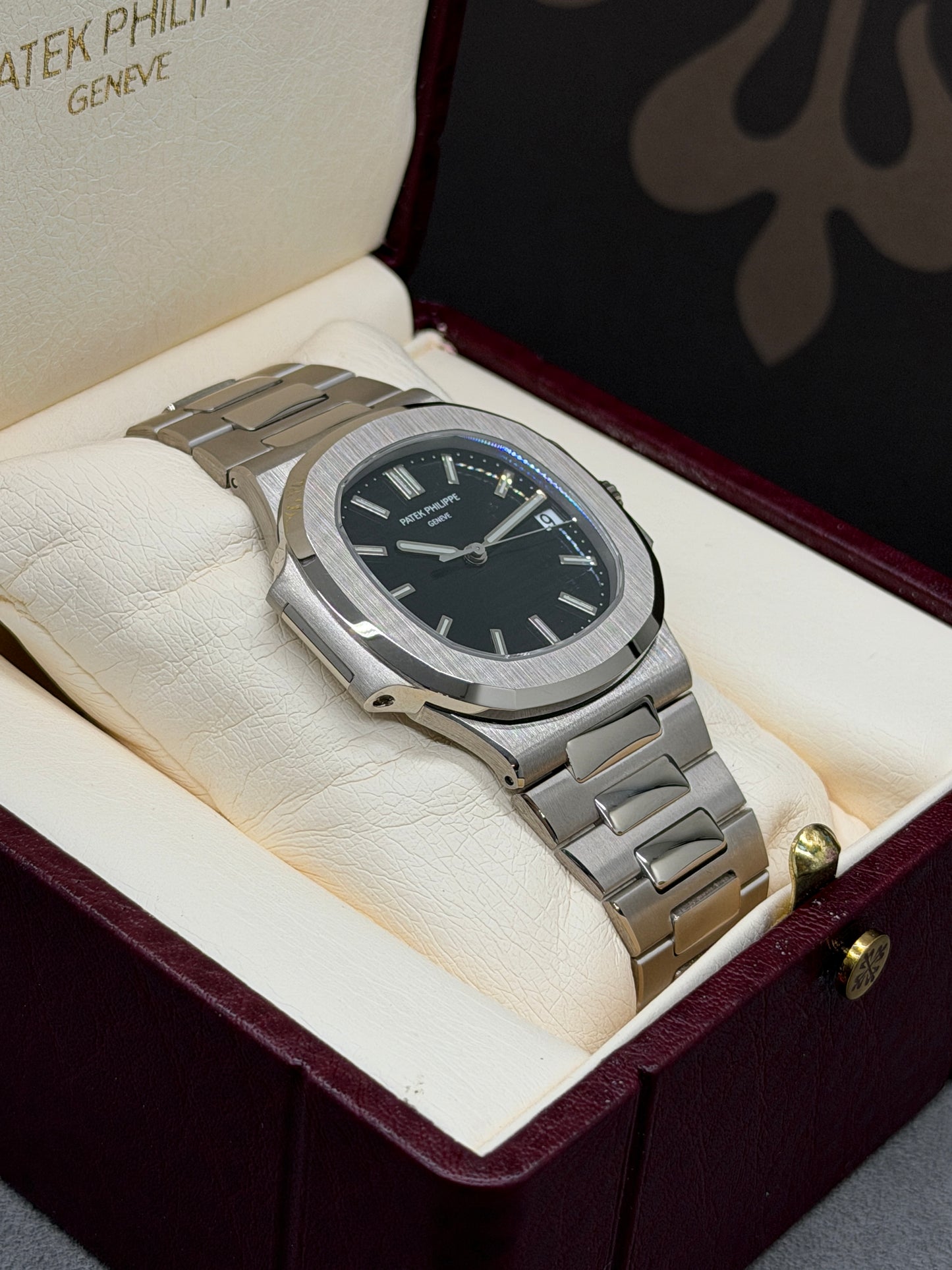 Patek Philippe Nautilus Rare Ref 3711/1G-001 - Black Dial - White Gold - Year 2004 Original Box + Official Extract Of Archives 2026