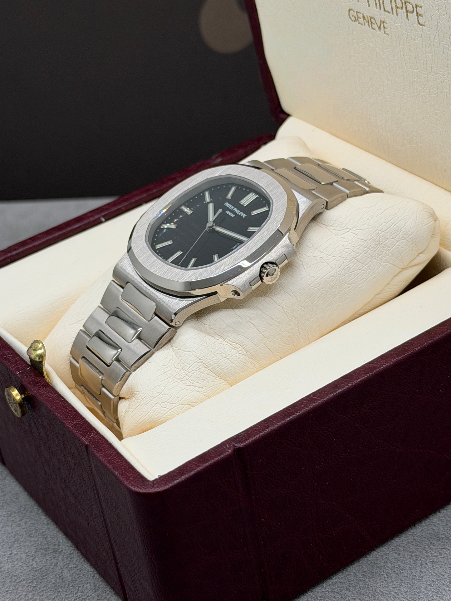 Patek Philippe Nautilus Rare Ref 3711/1G-001 - Black Dial - White Gold - Year 2004 Original Box + Official Extract Of Archives 2026
