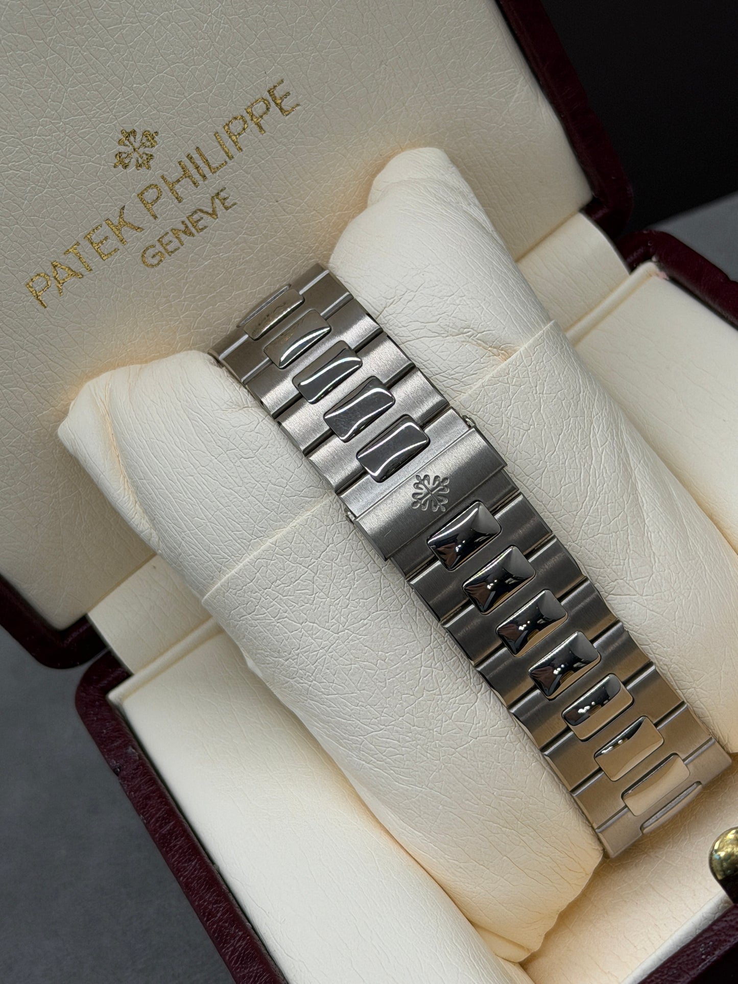 Patek Philippe Nautilus Rare Ref 3711/1G-001 - Black Dial - White Gold - Year 2004 Original Box + Official Extract Of Archives 2026